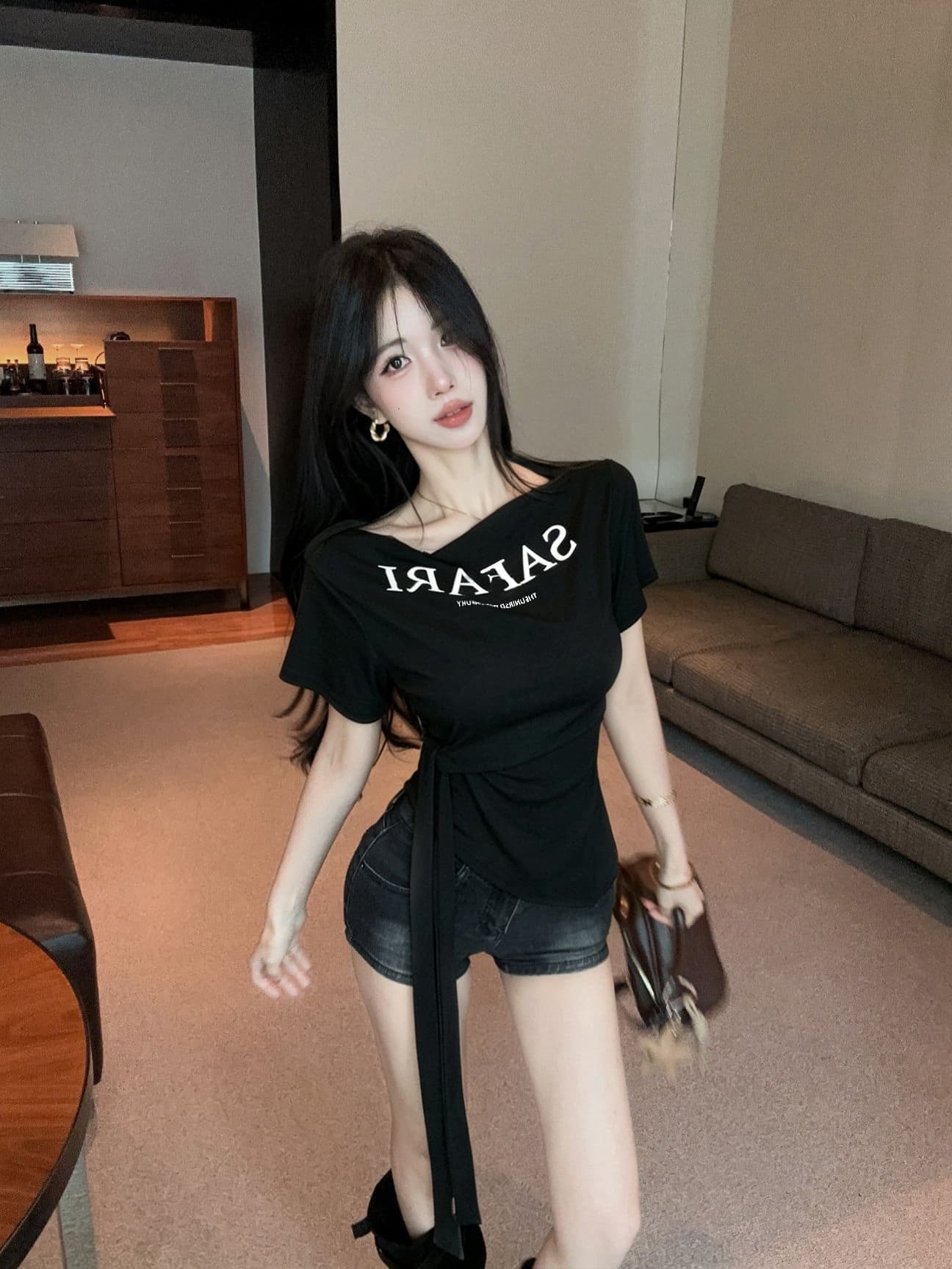 실사 새로운 핫걸 디자인 센스 보트넥 허리 수축 스트랩 반팔 알파벳 프린트 슬림해 보이는 맨위 티셔츠 여성 상세 이미지 6
