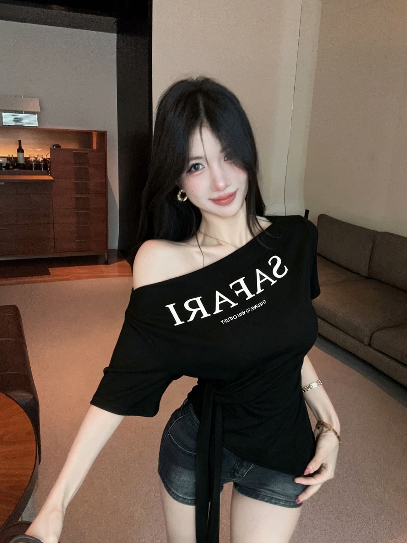 실사 새로운 핫걸 디자인 센스 보트넥 허리 수축 스트랩 반팔 알파벳 프린트 슬림해 보이는 맨위 티셔츠 여성 이미지 2