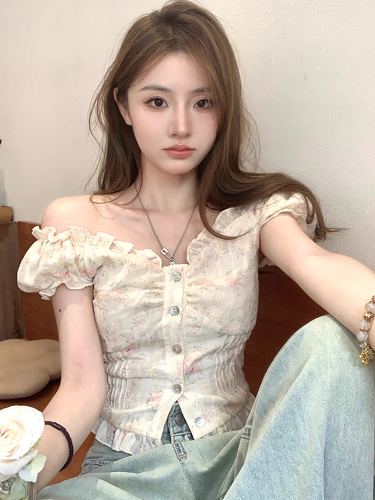 프랑스식 고급 센스 달콤한 매운맛 작은 꽃무늬 ins 맨위 여성 짧은 오프숄더 짧은 작은 셔츠 디자인 센스 여름 반팔