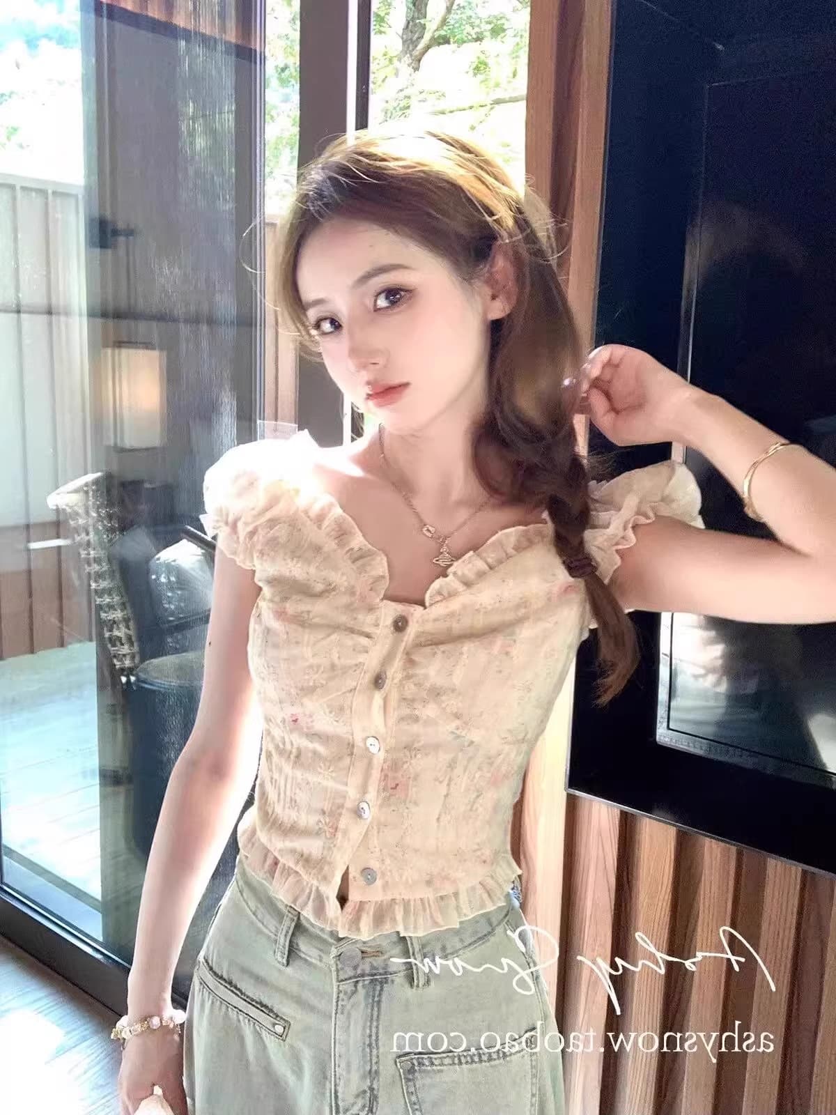 프랑스식 고급 센스 달콤한 매운맛 작은 꽃무늬 ins 맨위 여성 짧은 오프숄더 짧은 작은 셔츠 디자인 센스 여름 반팔