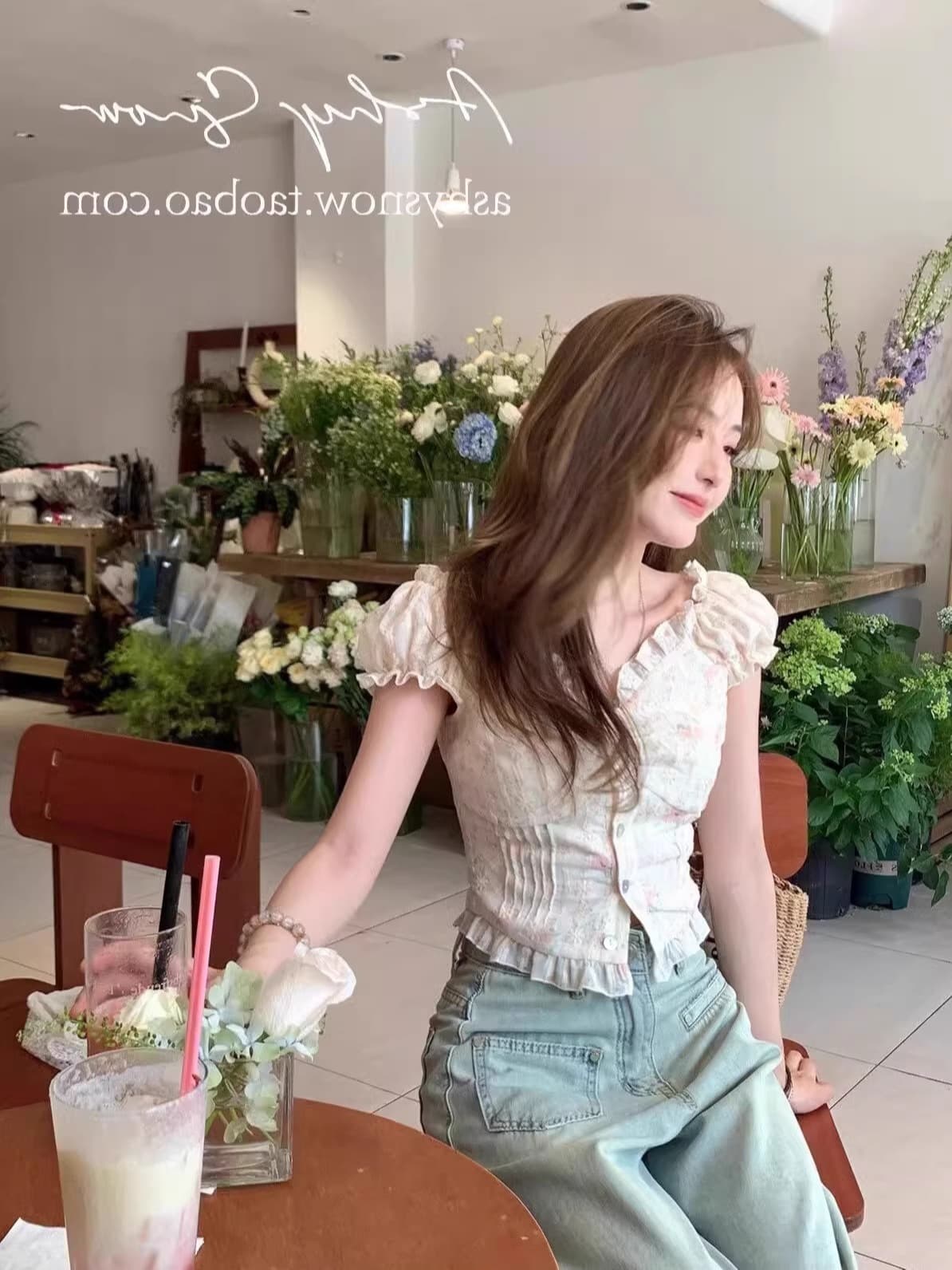 프랑스식 고급 센스 달콤한 매운맛 작은 꽃무늬 ins 맨위 여성 짧은 오프숄더 짧은 작은 셔츠 디자인 센스 여름 반팔 이미지 4