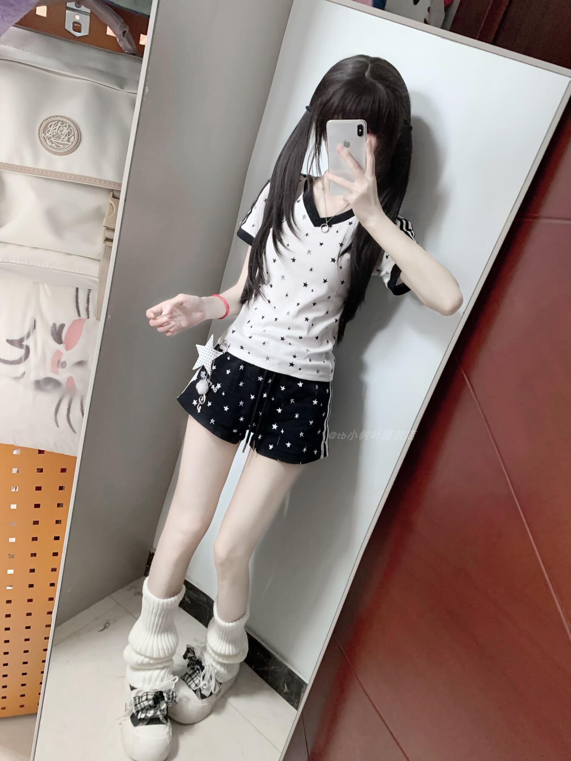 매춘부 여름 ootd 착용 가져 가라. 세트 슬림해 보이는 V넥 별 쇼트 스타일 티셔츠 캐주얼 검정색 반바지 트렌디 투피스 세트 상세 이미지 3