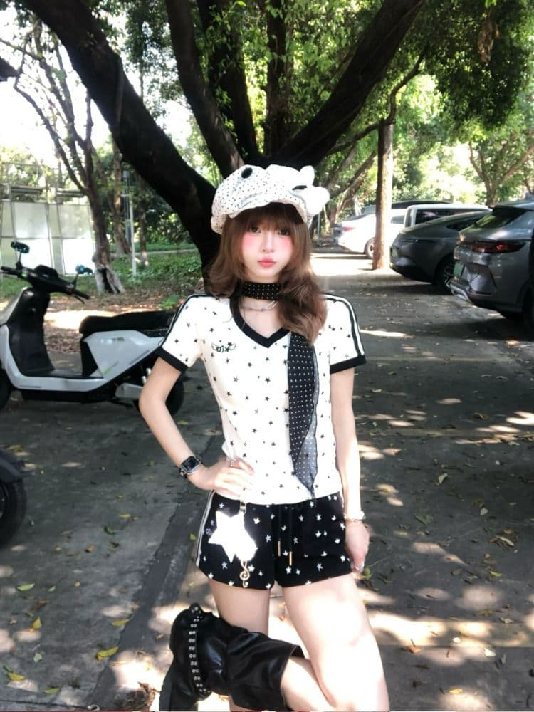 매춘부 여름 ootd 착용 가져 가라. 세트 슬림해 보이는 V넥 별 쇼트 스타일 티셔츠 캐주얼 검정색 반바지 트렌디 투피스 세트 이미지 4