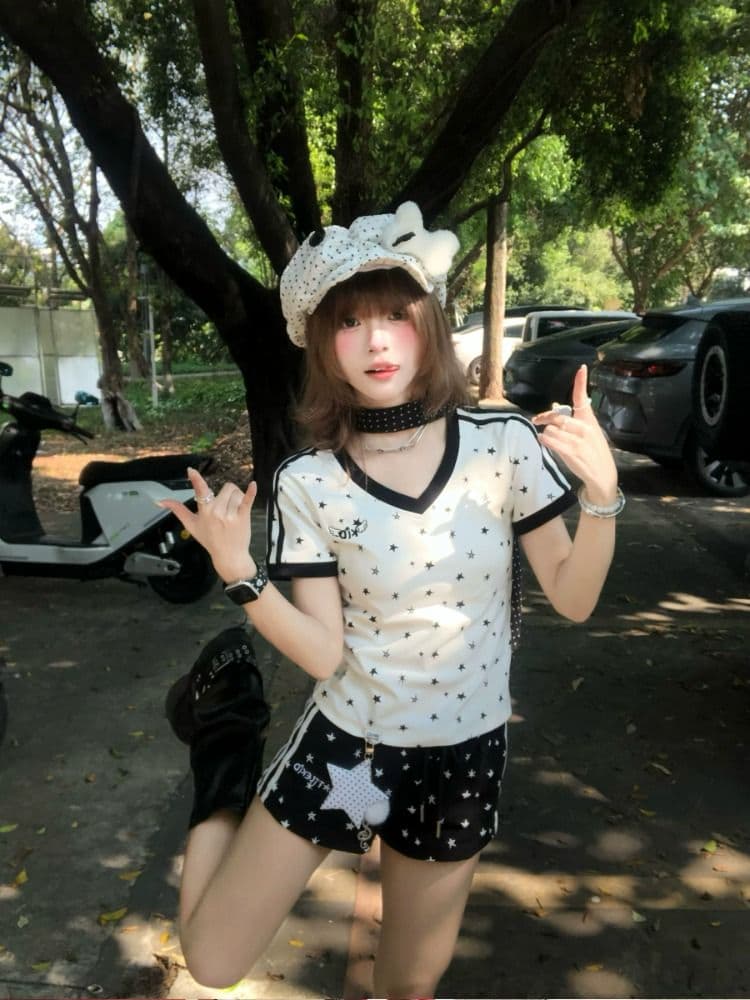 매춘부 여름 ootd 착용 가져 가라. 세트 슬림해 보이는 V넥 별 쇼트 스타일 티셔츠 캐주얼 검정색 반바지 트렌디 투피스 세트 상세 이미지 3