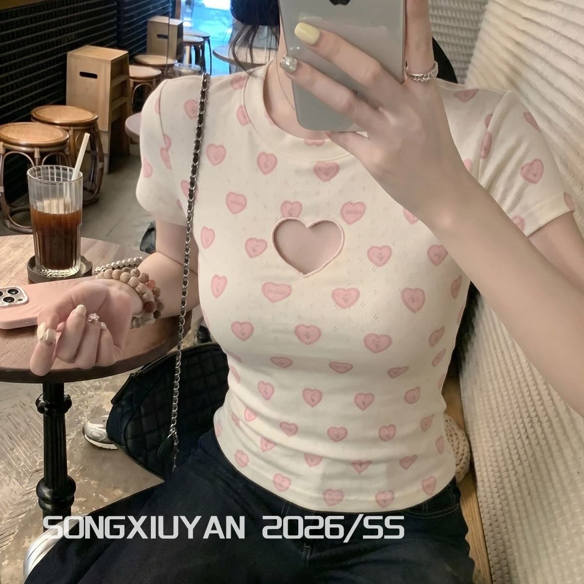 달콤함 소녀 하트 프린트 홀로우 아웃 라운드 넥 티셔츠 연령 감소 한 부서 몸매 가꾸기 쇼트 스타일 허리 수축 작은 대중 긍정적 인 어깨 의류