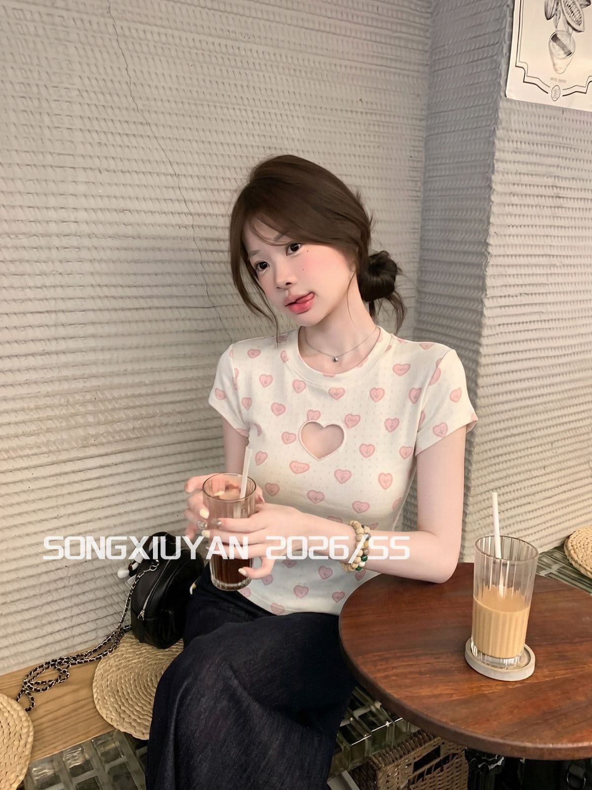 달콤함 소녀 하트 프린트 홀로우 아웃 라운드 넥 티셔츠 연령 감소 한 부서 몸매 가꾸기 쇼트 스타일 허리 수축 작은 대중 긍정적 인 어깨 의류 상세 이미지 2