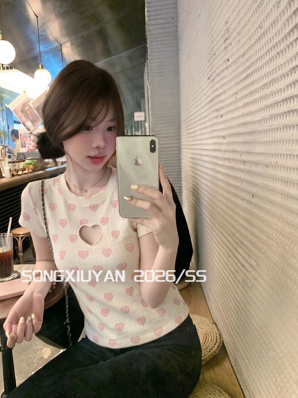 달콤함 소녀 하트 프린트 홀로우 아웃 라운드 넥 티셔츠 연령 감소 한 부서 몸매 가꾸기 쇼트 스타일 허리 수축 작은 대중 긍정적 인 어깨 의류 상세 이미지 3