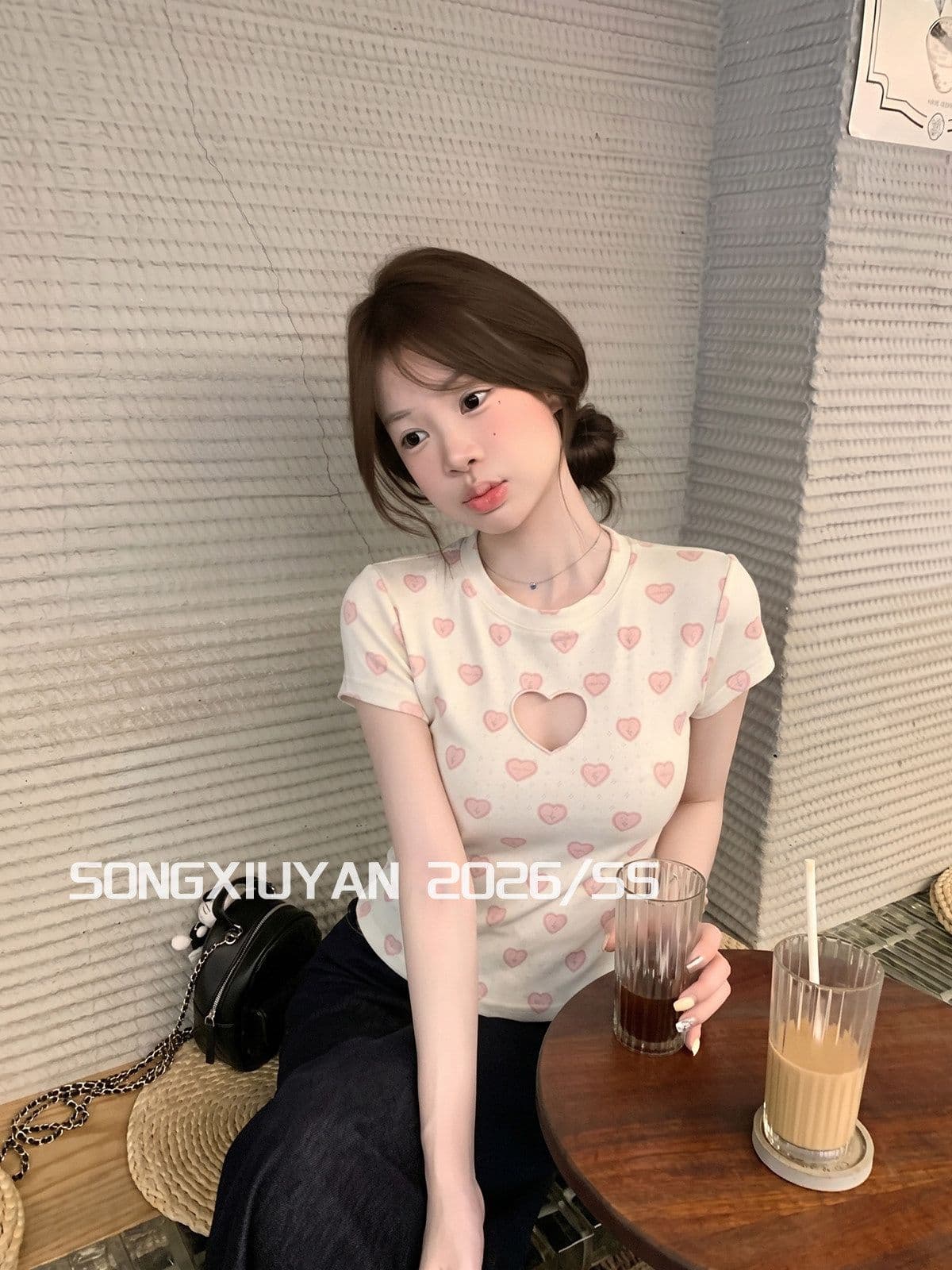 달콤함 소녀 하트 프린트 홀로우 아웃 라운드 넥 티셔츠 연령 감소 한 부서 몸매 가꾸기 쇼트 스타일 허리 수축 작은 대중 긍정적 인 어깨 의류 상세 이미지 4