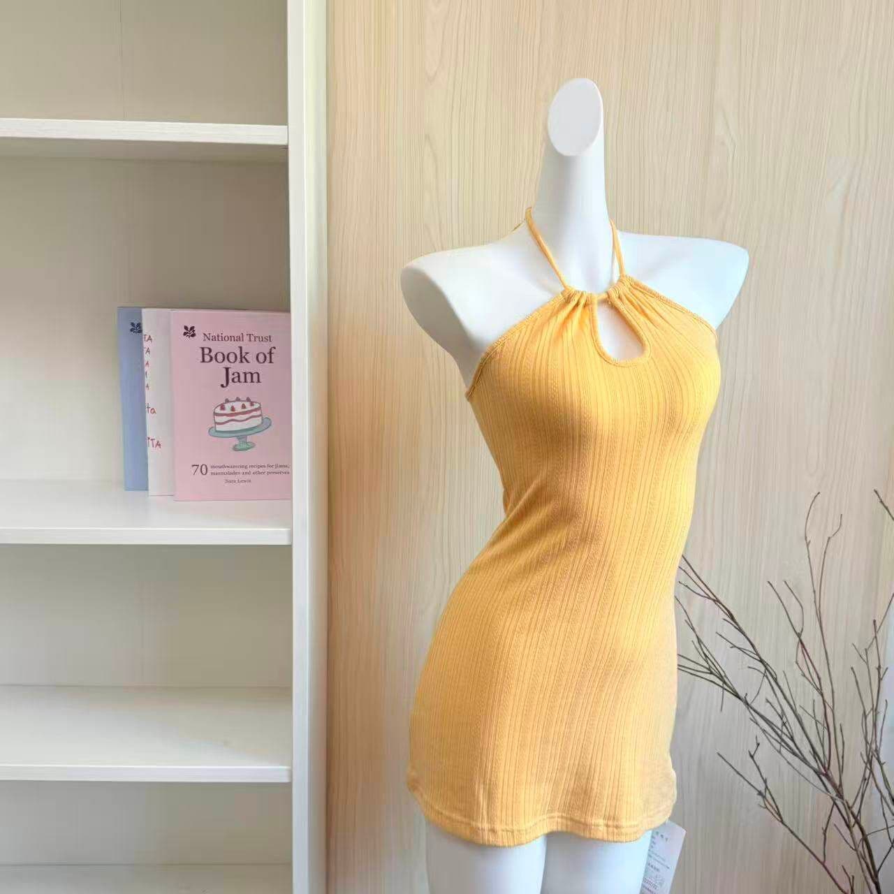 한 부서 chic 황색 행침 목 홀로우 아웃 여성 드레스 여름 순수한 욕망 핫걸 작은 대중 허리 수축 몸매 가꾸기 타이트 스커트 미니 스커트