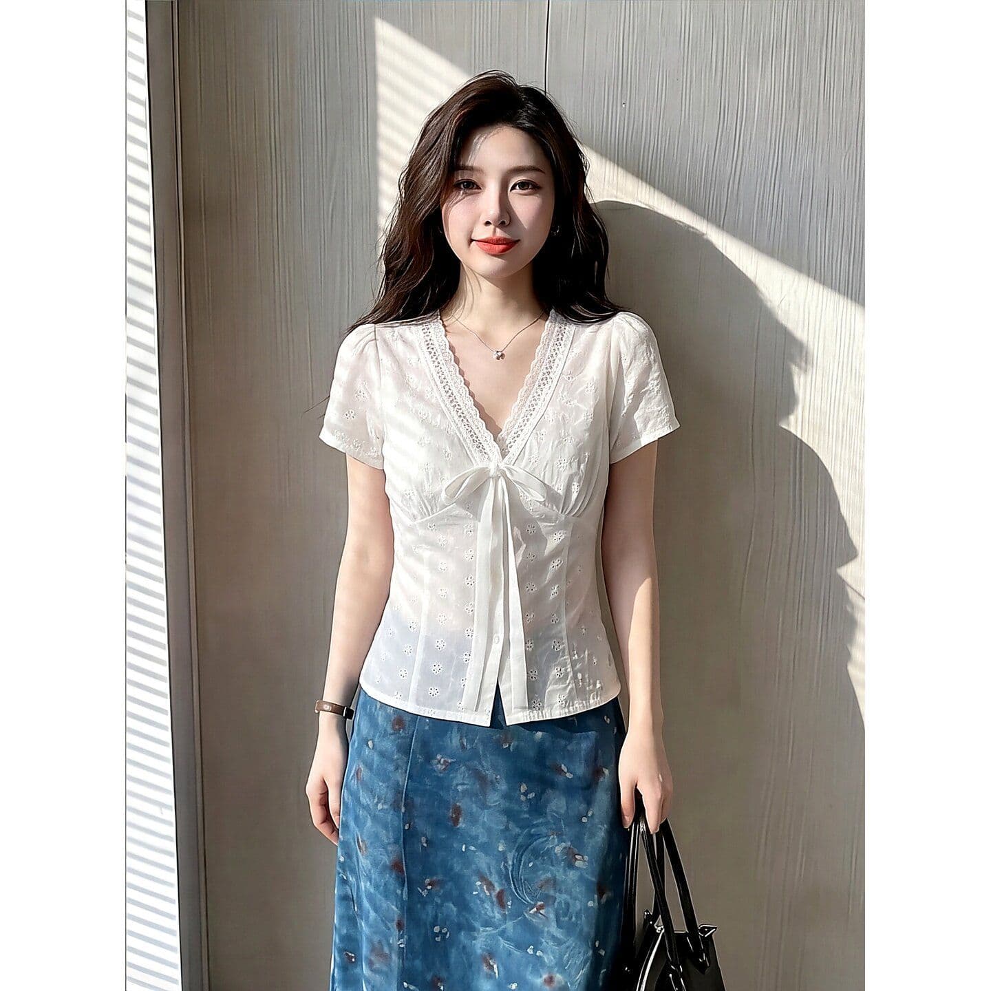 순면 자카드 2026 새로운 한 부서 부드러운 바람 홀로우 아웃 레이스 V넥 작은 셔츠 레이스업 허리 수축 쇼트 스타일 화이트