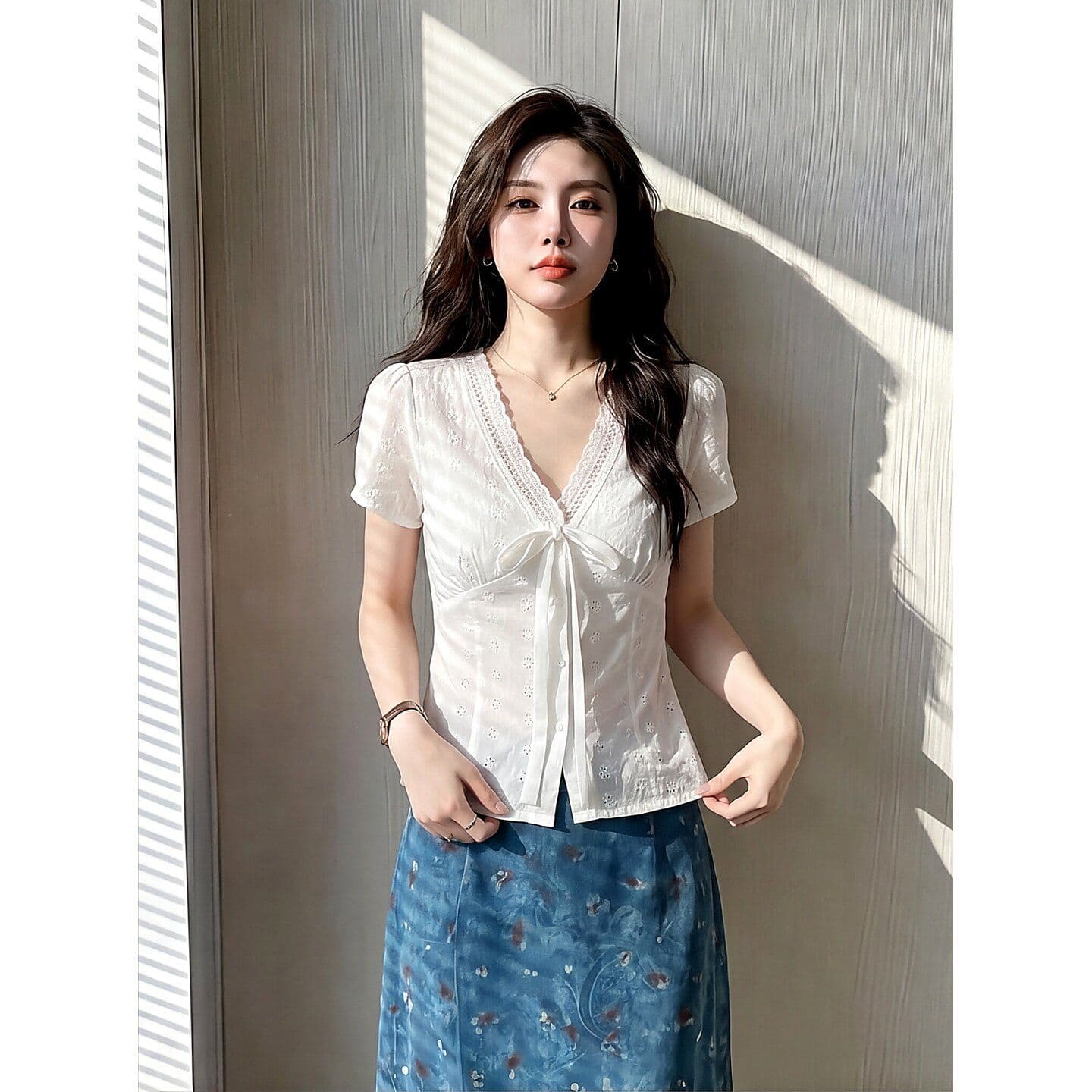 순면 자카드 2026 새로운 한 부서 부드러운 바람 홀로우 아웃 레이스 V넥 작은 셔츠 레이스업 허리 수축 쇼트 스타일 화이트 상세 이미지 4