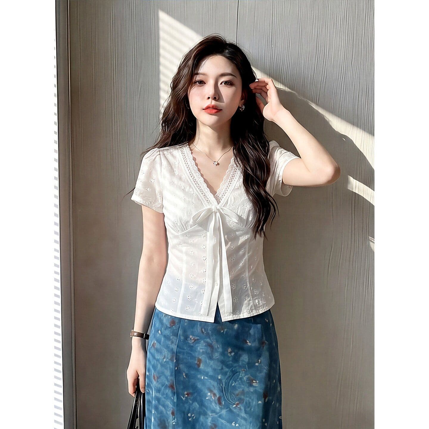 순면 자카드 2026 새로운 한 부서 부드러운 바람 홀로우 아웃 레이스 V넥 작은 셔츠 레이스업 허리 수축 쇼트 스타일 화이트 상세 이미지 5