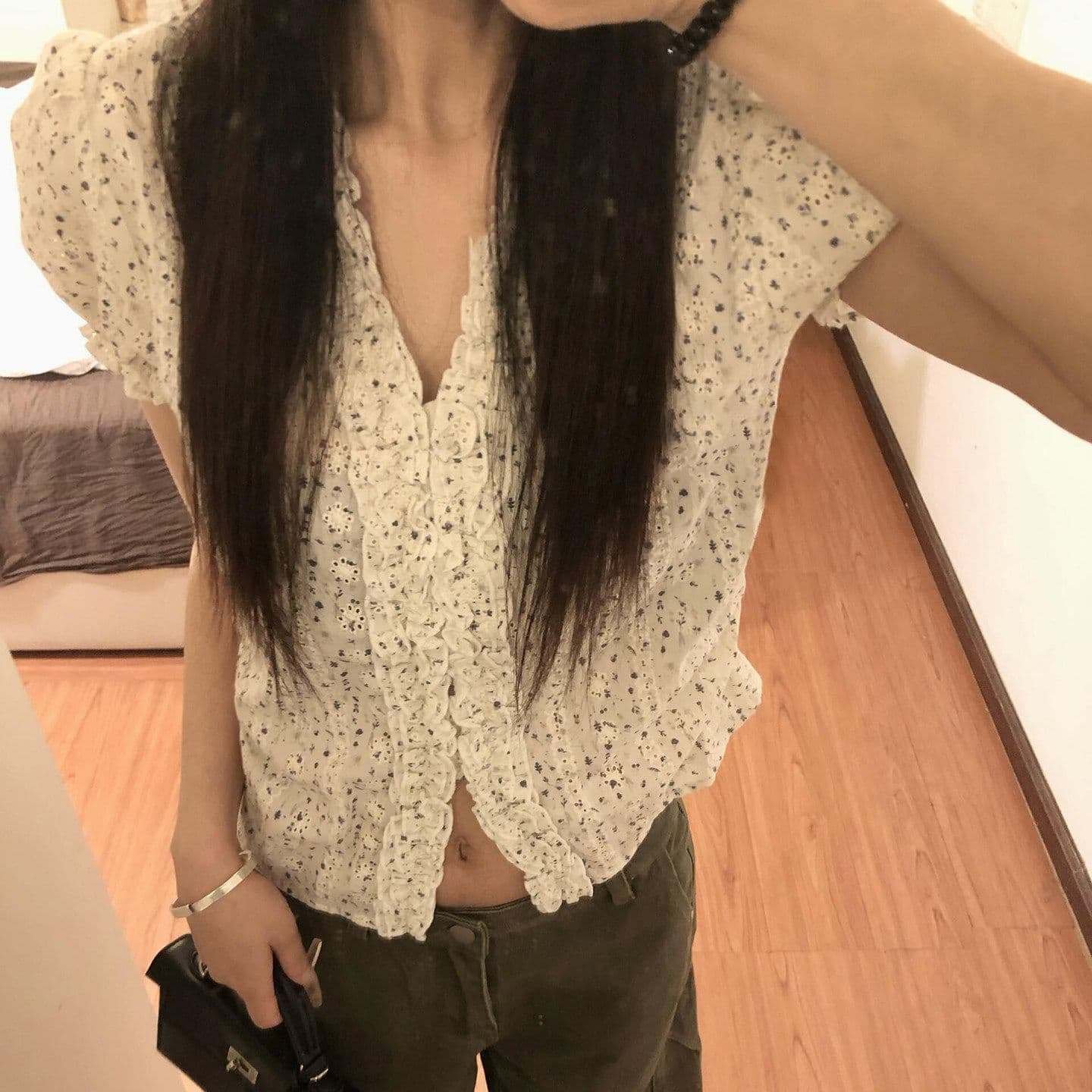 자카드 자수 원단 2026 새로운 프랑스식 레트로 꽃무늬 프릴 셔츠 여성 여름 거품 소매 몸매 가꾸기 맨위
