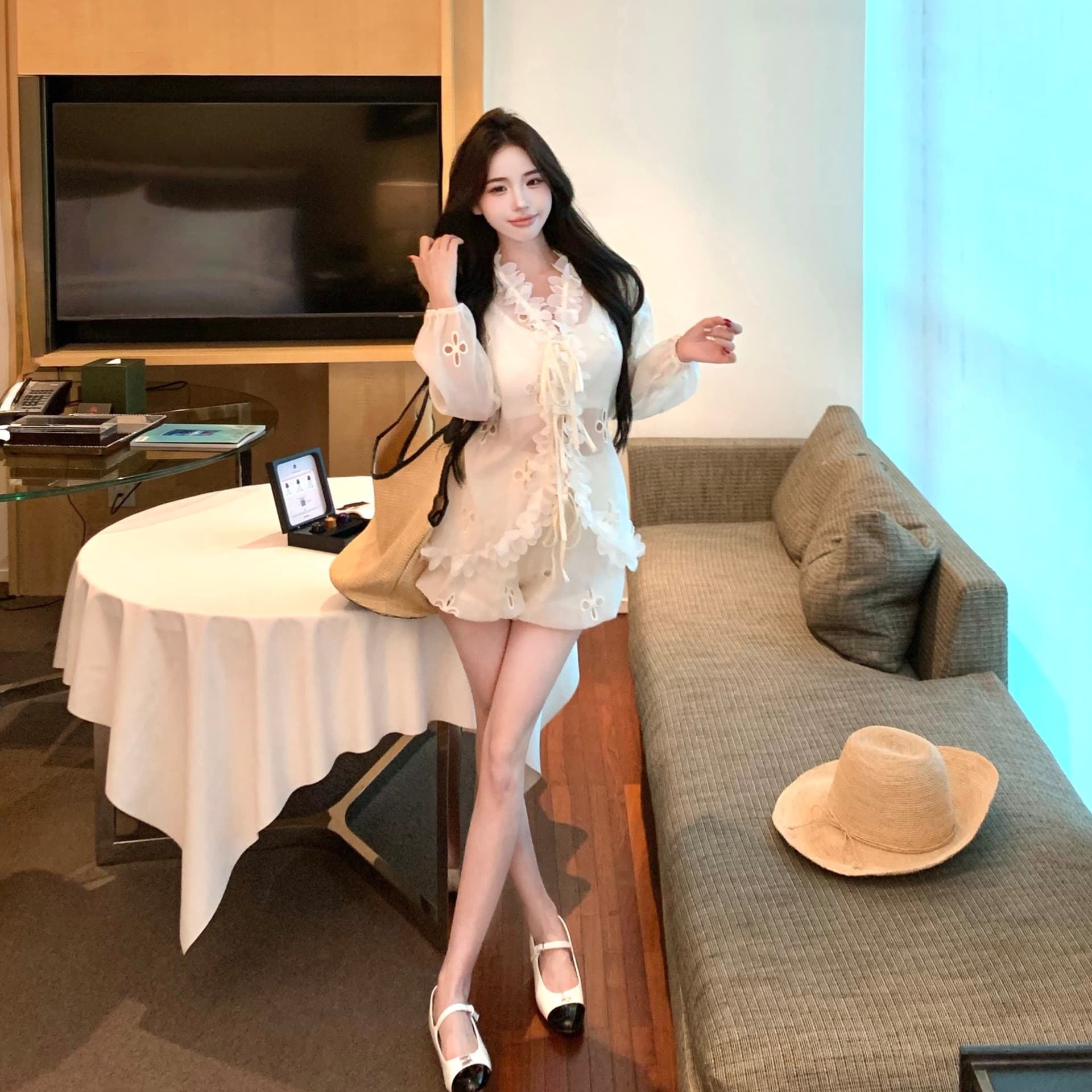 실사 정가 프랑스식 홀로우 아웃 레이스 긴팔 루즈핏 V 넥 셔츠 세트 여성 하이웨이스트 반바지 투피스 세트 이미지 5