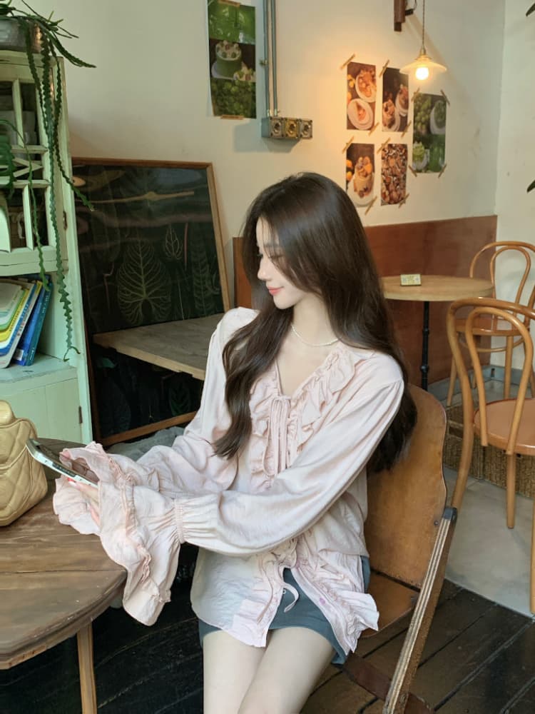 실사 정가 가을 프랑스식 V넥 레이스업 프릴 슬림해 보이는 나팔 소매 한 부서 품격 셔츠 맨위 여성 상세 이미지 6