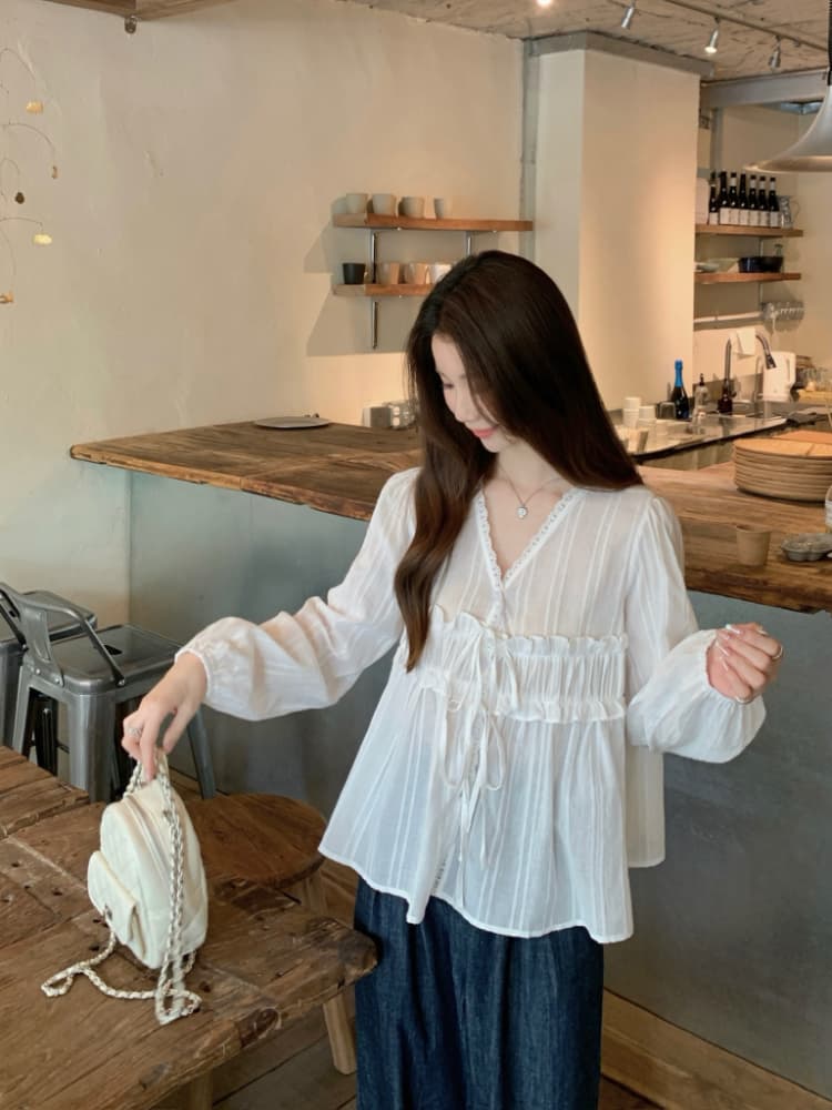 실사 정가 화이트 색온도 부드러운 바람 루즈핏 패치워크 레이스 V넥 레이스업 디자인 연령 감소 슬림해 보이는 다용도 셔츠 상세 이미지 2