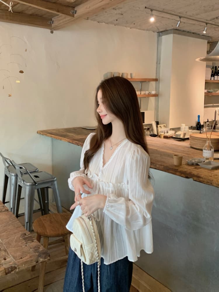 실사 정가 화이트 색온도 부드러운 바람 루즈핏 패치워크 레이스 V넥 레이스업 디자인 연령 감소 슬림해 보이는 다용도 셔츠 상세 이미지 4
