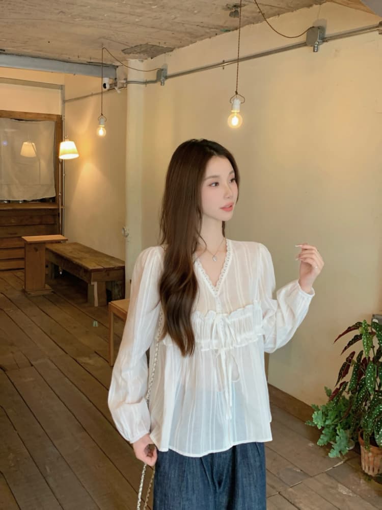 실사 정가 화이트 색온도 부드러운 바람 루즈핏 패치워크 레이스 V넥 레이스업 디자인 연령 감소 슬림해 보이는 다용도 셔츠 상세 이미지 10