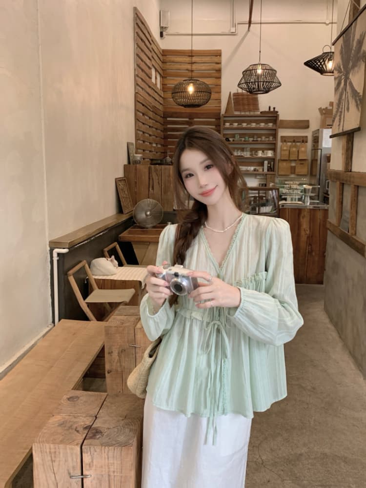 실사 정가 화이트 색온도 부드러운 바람 루즈핏 패치워크 레이스 V넥 레이스업 디자인 연령 감소 슬림해 보이는 다용도 셔츠 상세 이미지 12