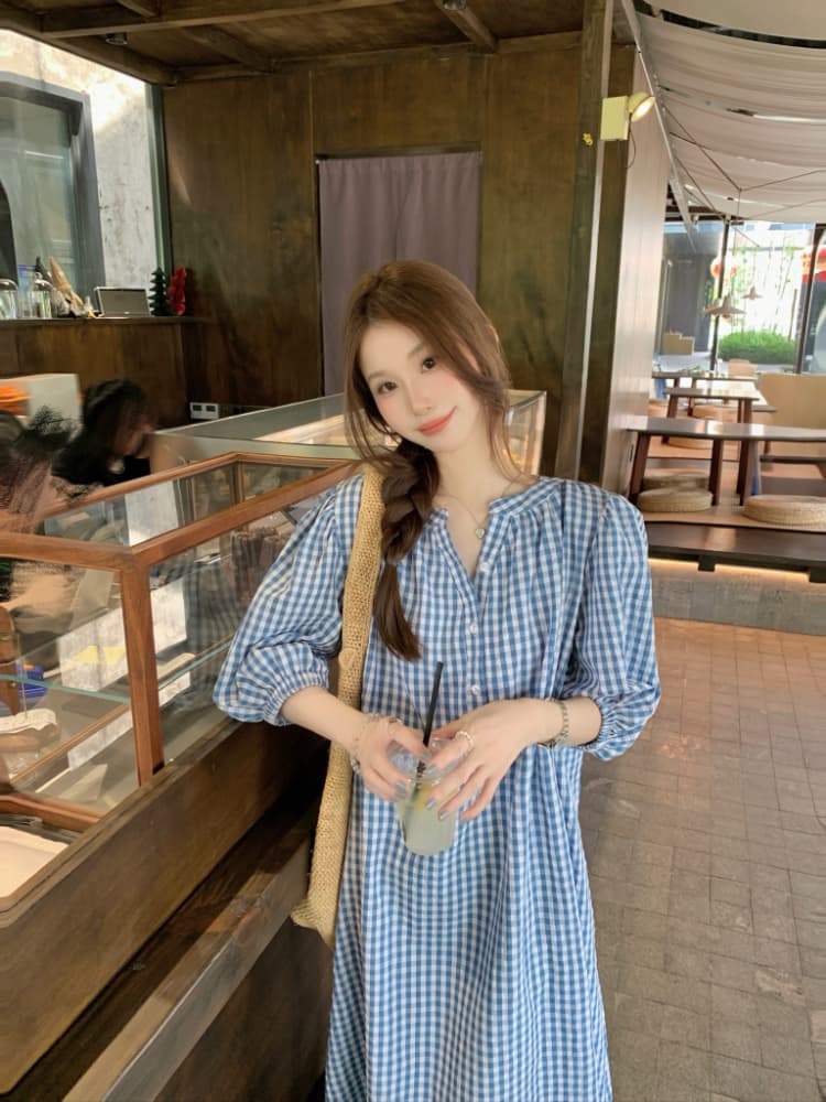 실사 정가 한 부서 레트로 반 개방 칼라 루즈핏 파란색 체크무늬 롱 스커트 여성 5 점 소매 체크무늬 드레스 여름