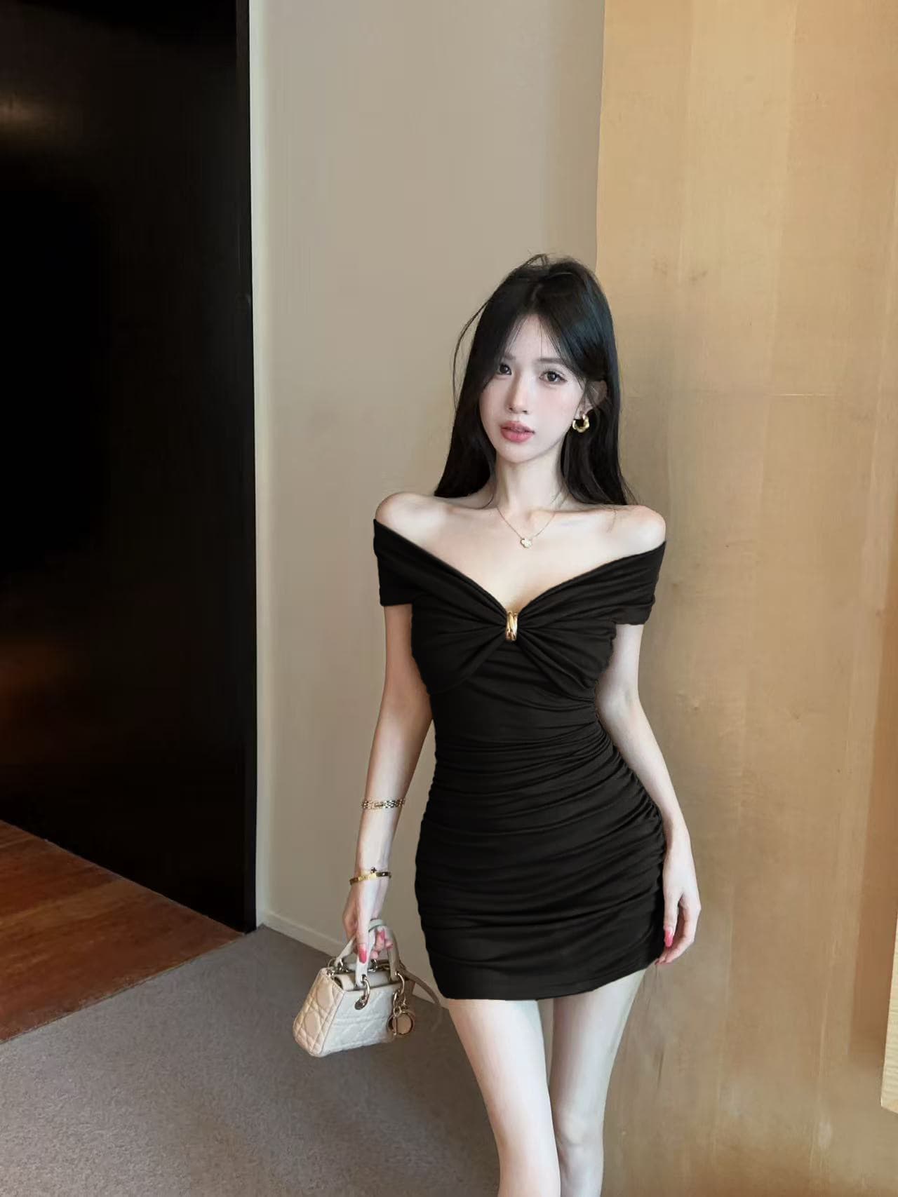 실사 진짜 순수한 욕망 고유 한 금속 버클 Chic 오프숄더 슬림해 보이는 드레스 핫걸 주름 몸매 가꾸기 타이트 스커트 미니 스커트 상세 이미지 3