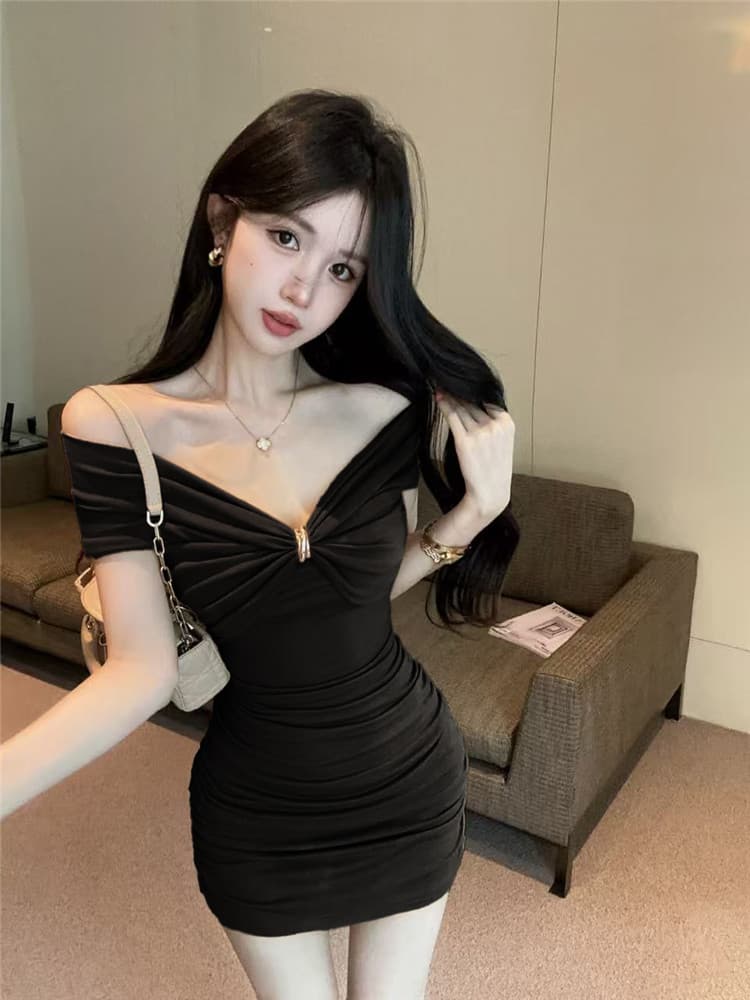 실사 진짜 순수한 욕망 고유 한 금속 버클 Chic 오프숄더 슬림해 보이는 드레스 핫걸 주름 몸매 가꾸기 타이트 스커트 미니 스커트 상세 이미지 6