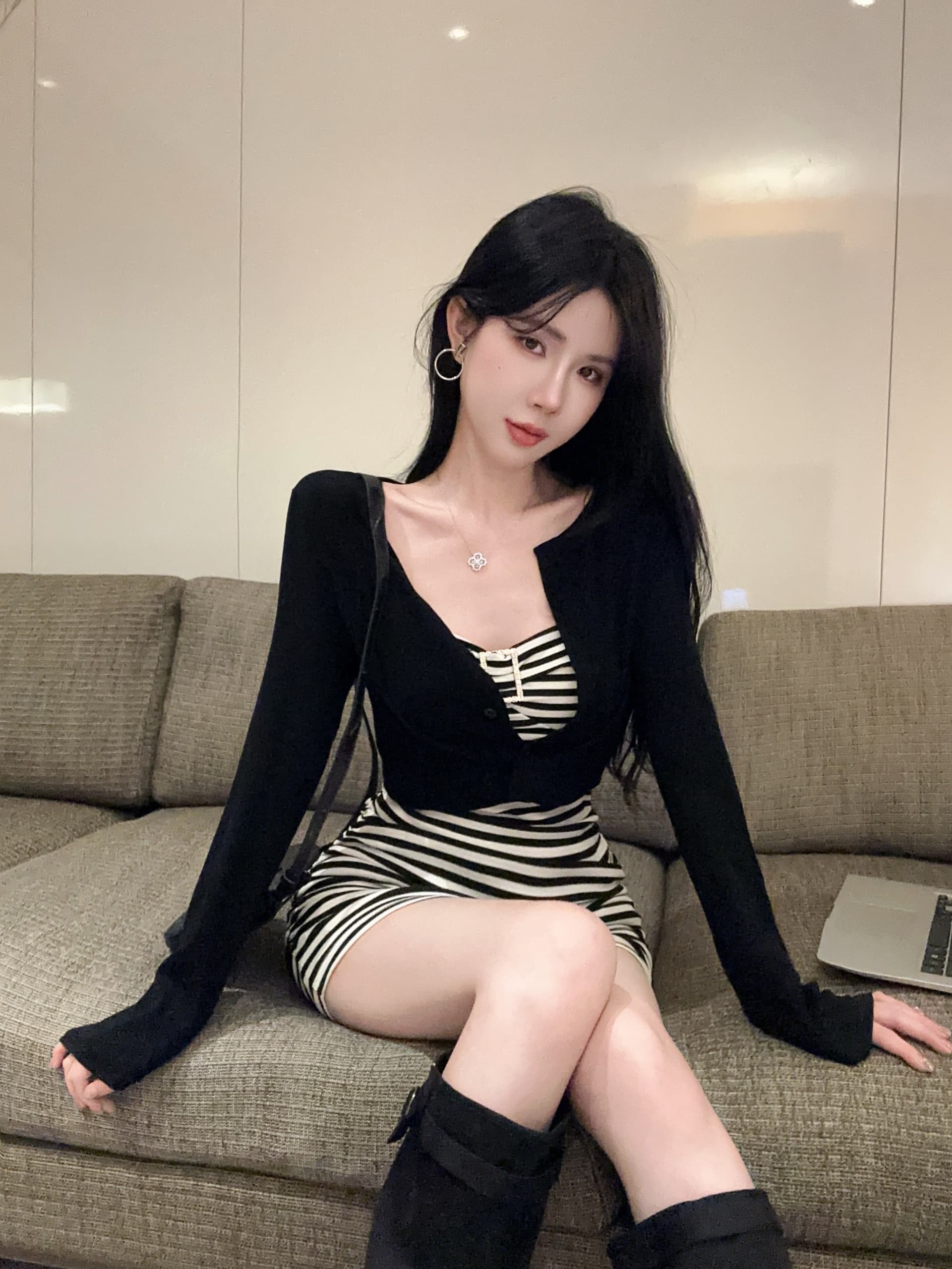 실사 정가 핫걸 스트라이프 튜브탑 미니 스커트 가을 의상 긴팔 오픈 가디건 타이트 스커트 드레스 투피스 세트 상세 이미지 3