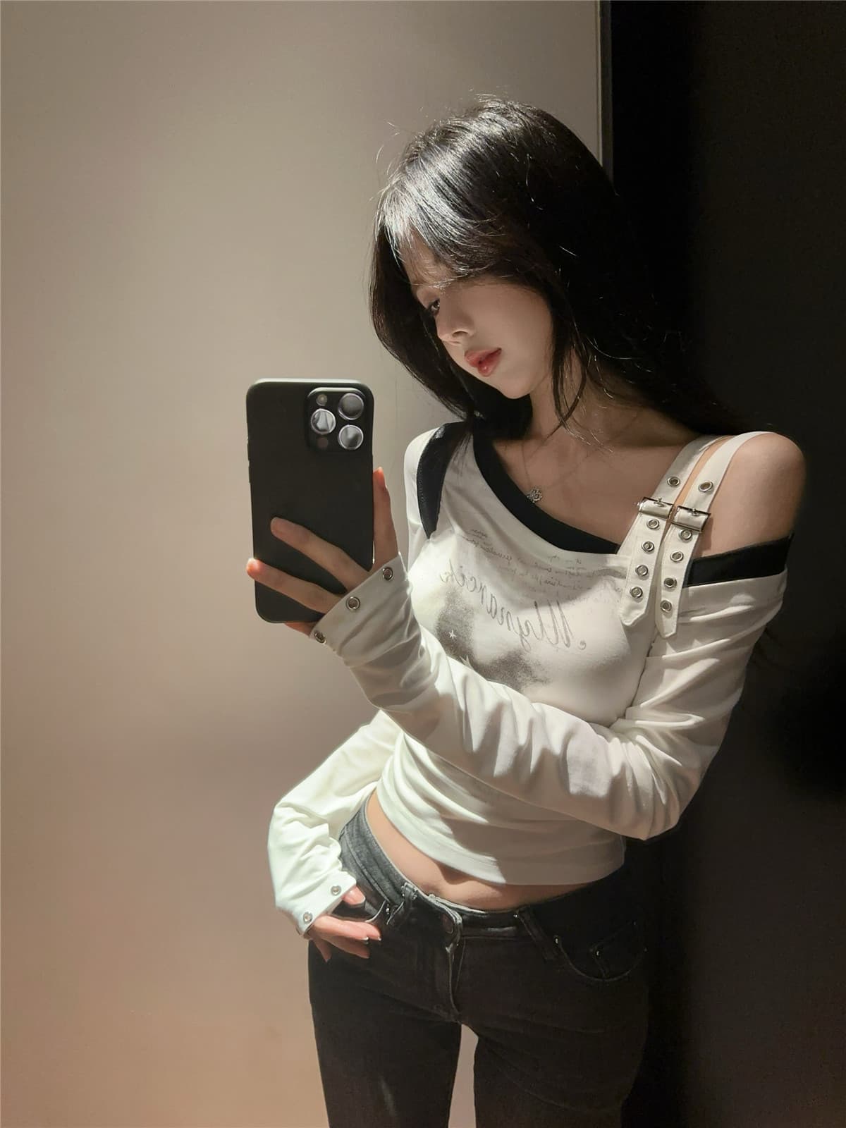 실사 정가 핫걸 비스듬한 어깨 디자인 센스 페이크 레이어드 긴팔 티셔츠 몸매 가꾸기 나비 프린트 화이트 맨위 이미지 3