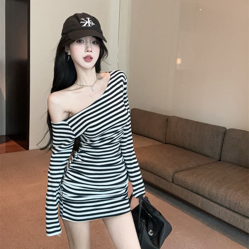정가 실사 프랑스식 빛 럭셔리 명문 여성 바람 비스듬한 칼라 오프숄더 긴팔 여성 드레스 2025 가을 슬림해 보이는 타이트 스커트