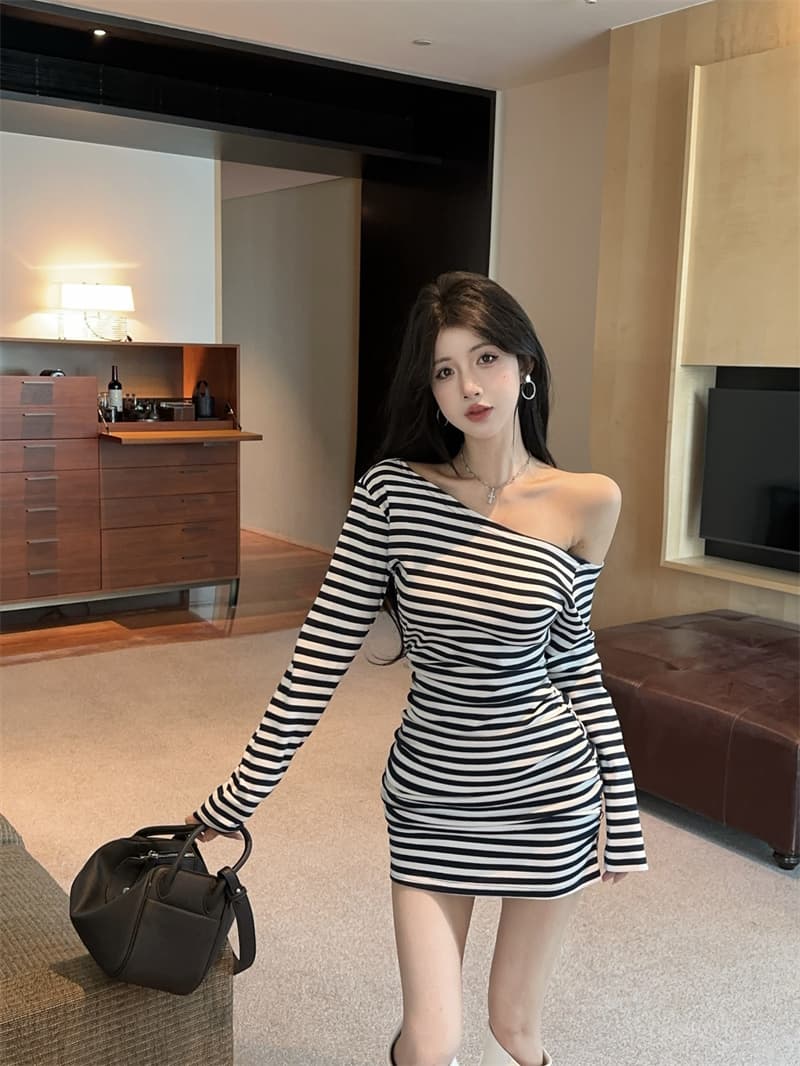 정가 실사 프랑스식 빛 럭셔리 명문 여성 바람 비스듬한 칼라 오프숄더 긴팔 여성 드레스 2025 가을 슬림해 보이는 타이트 스커트 상세 이미지 3