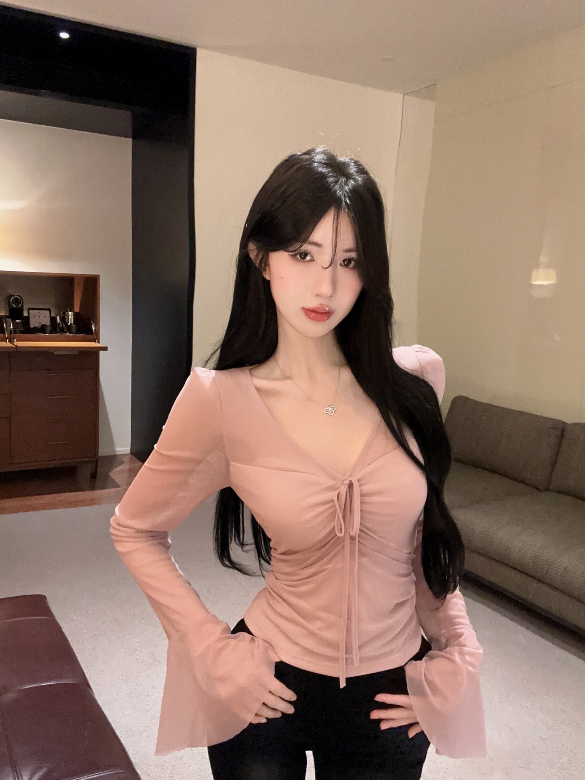 실사 정가 부드러운 순수한 욕망 바람 핑크색 긴팔 핫걸 몸매 가꾸기 V넥 스트랩 디자인 센스 맨위 상세 이미지 1