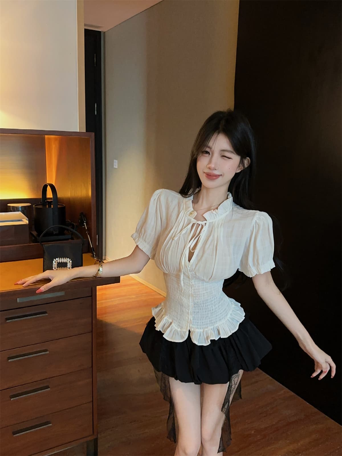 실사 정가 홀로우 아웃 레이스업 거품 소매 디자인 센스 슬림해 보이는 작은 셔츠 맨위 꽃밭 치마바지 여성 여름 세트 상세 이미지 5
