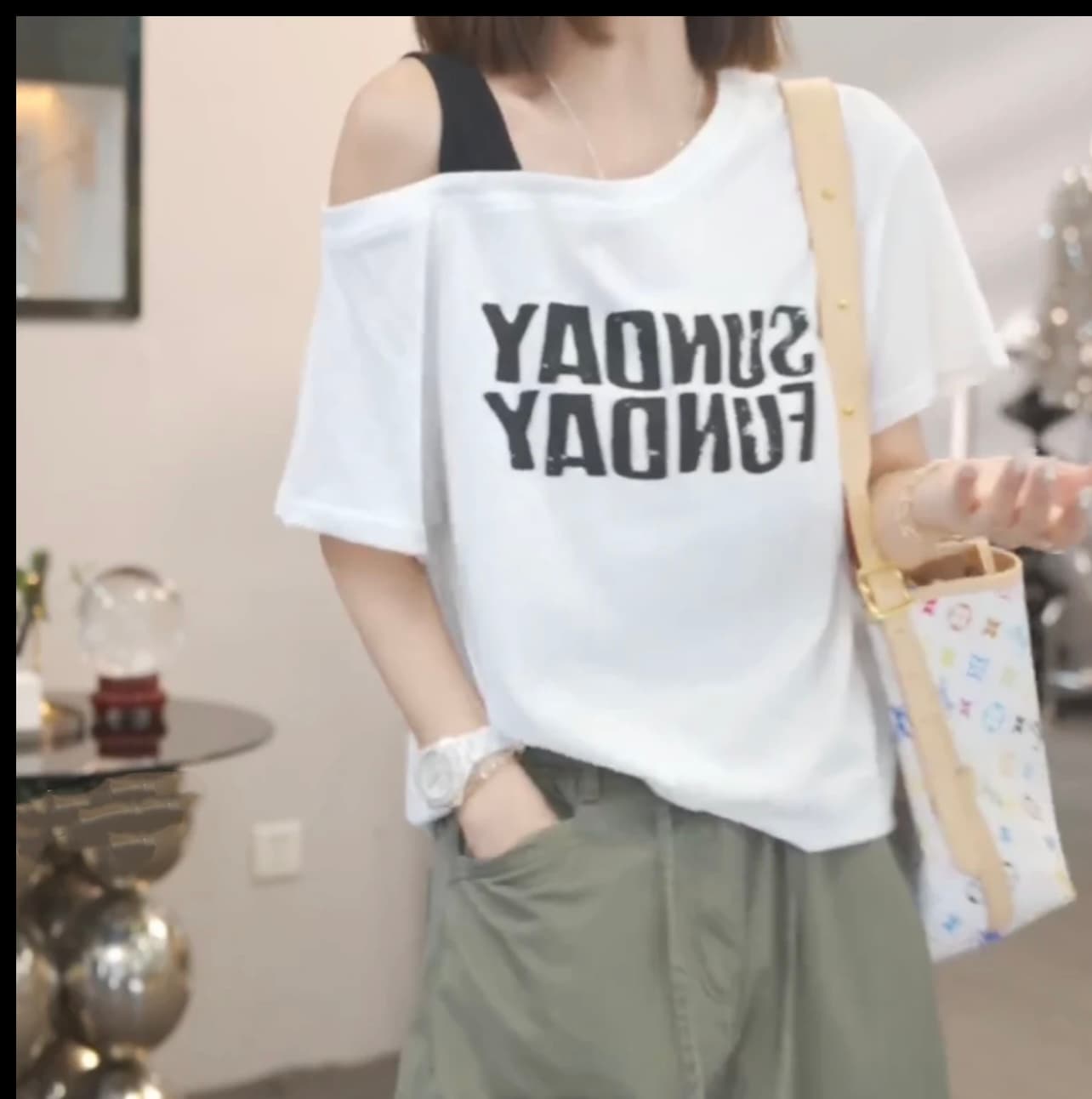 배색 슬립 비스듬한 칼라 오프숄더 반팔 티셔츠 여성 여름 새로운 한국 스타일 알파벳 프린트 패션 다용도 맨위 상세 이미지 2
