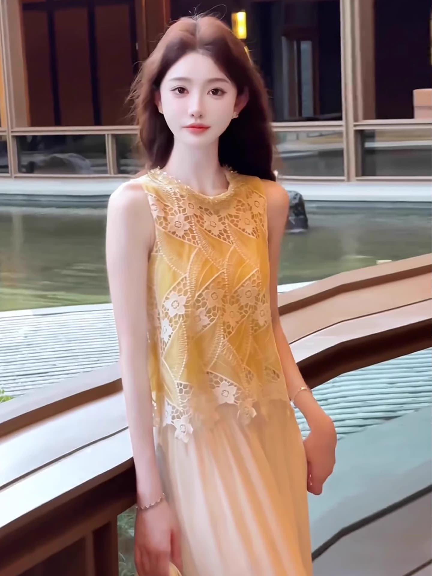 한 부서 고유 한 아름다운 고급 센스 연령 감소 아름다운 맨위 디자인 센스 작은 대중 황색 홀로우 아웃 조끼 블라우스 여성 여름 상세 이미지 5
