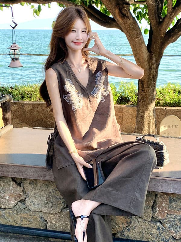 복잡한 고대 돈 바람 와이드 레그 팬츠 세트 여름 새로운 커피 색상 V넥 나비 자수 베스트 8 점 바지 투피스 세트 이미지 4