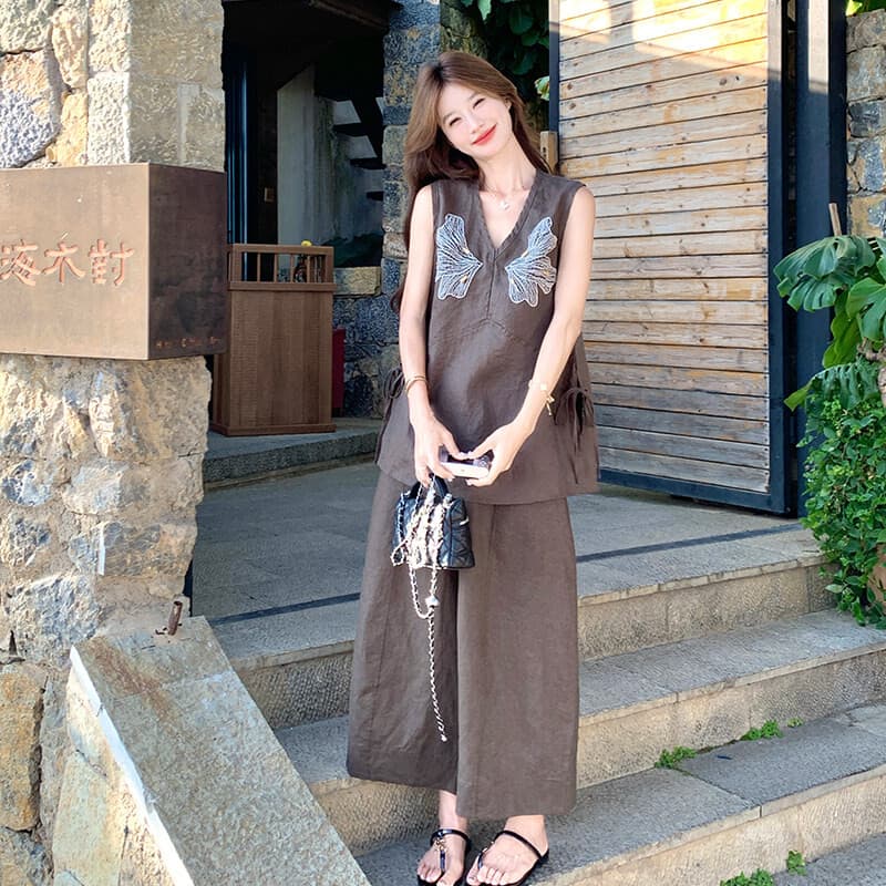 복잡한 고대 돈 바람 와이드 레그 팬츠 세트 여름 새로운 커피 색상 V넥 나비 자수 베스트 8 점 바지 투피스 세트 상세 이미지 1