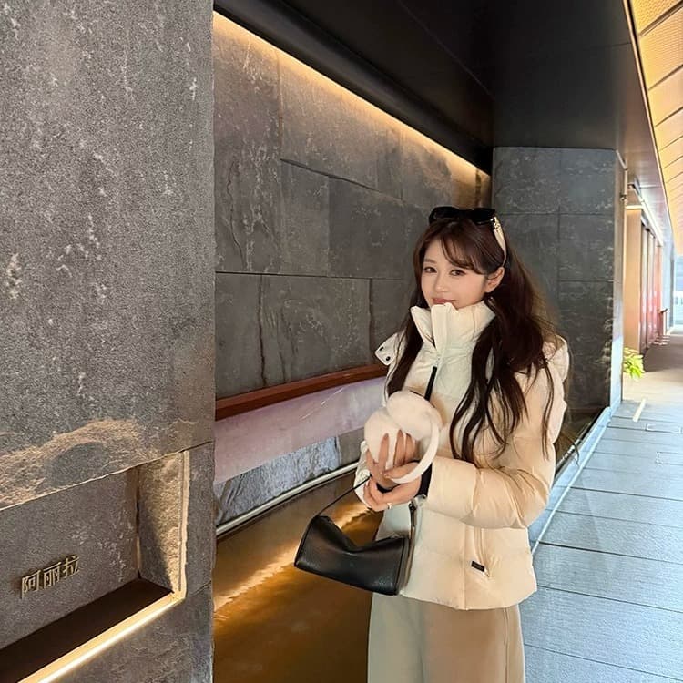 2026 새로운 슈퍼 잘 생긴 얇고 가벼운 갈비 살 몸매 가꾸기 아래 면화 의류 여성 후드 쇼트 스타일 보온 커플 겨울 여성 코트 이미지 4