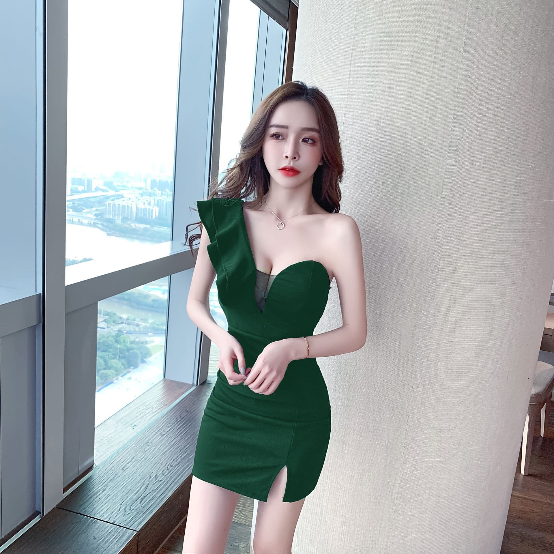 실사 V넥 섹시함 나이트 클럽 몸매 가꾸기 슬림해 보이는 비스듬한 어깨 프릴 타이트 스커트 드레스 상세 이미지 4
