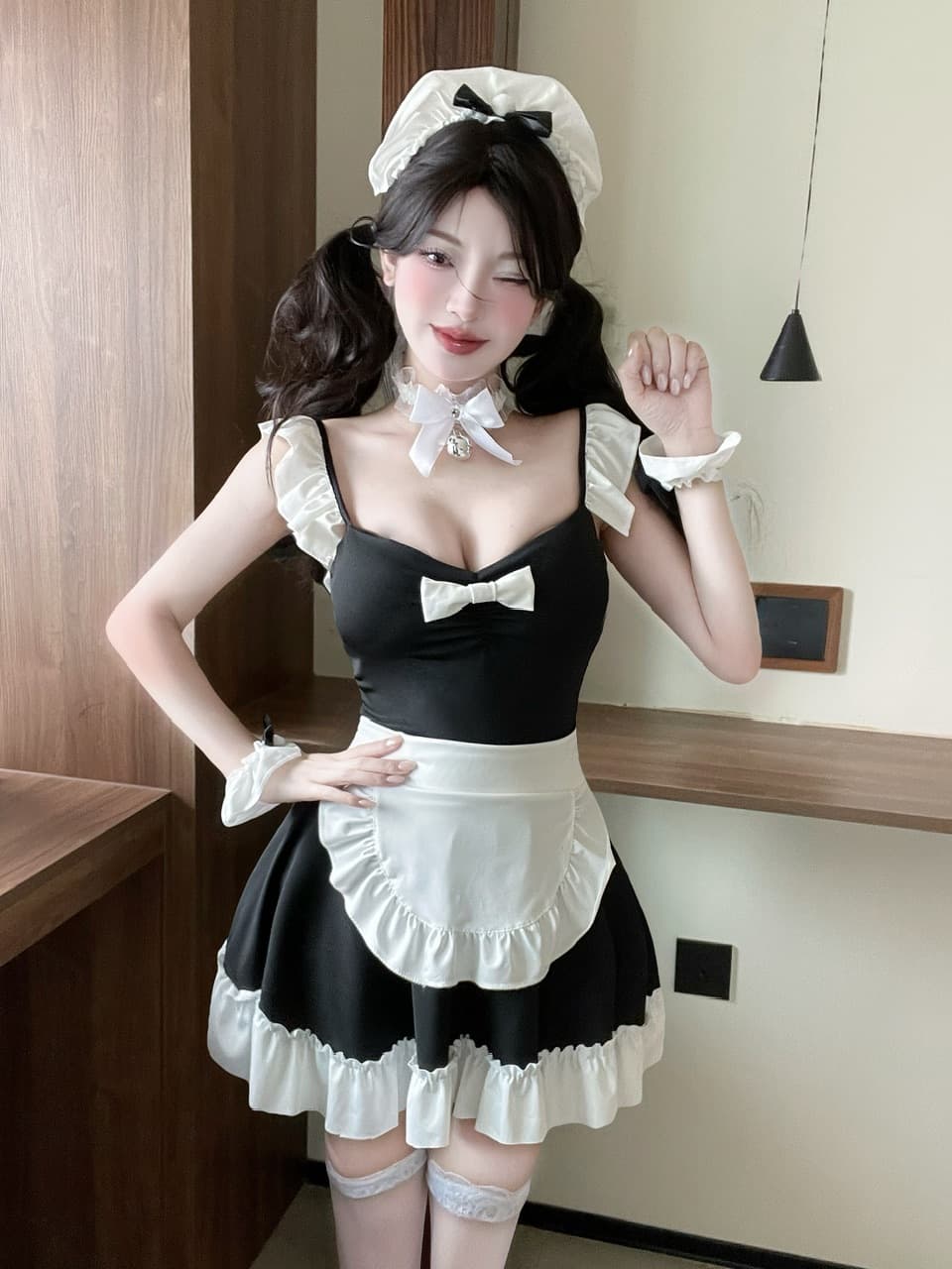 실사 쇼트 스타일 섹시함 하녀 로드 중 만나는 슬립 드레스 이미지 4