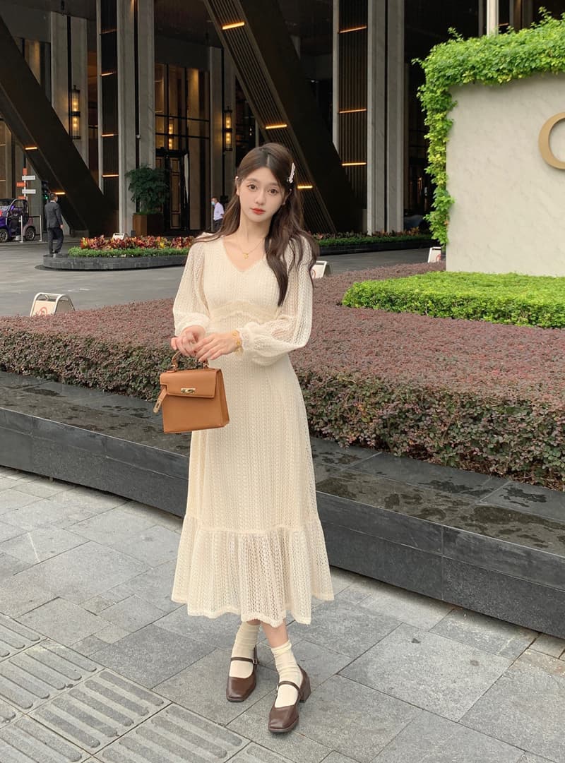 V넥 홀로우 아웃 고유 한 디자인 센스 드레스 이른 가을 다용도 레이스 조각 레이스 커프스 몸매 가꾸기 슬림해 보이는 A라인 스커트 이미지 4