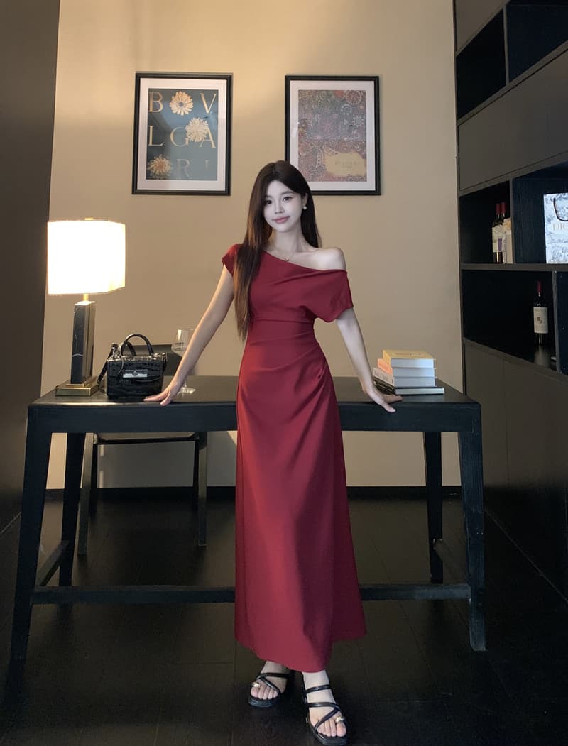 빨간색 반팔 여성 드레스 2026 여름 새로운 지방 mm 빅 사이즈 비스듬한 어깨 오프숄더 타이트 스커트 허리 수축 길다 치마 이미지 2