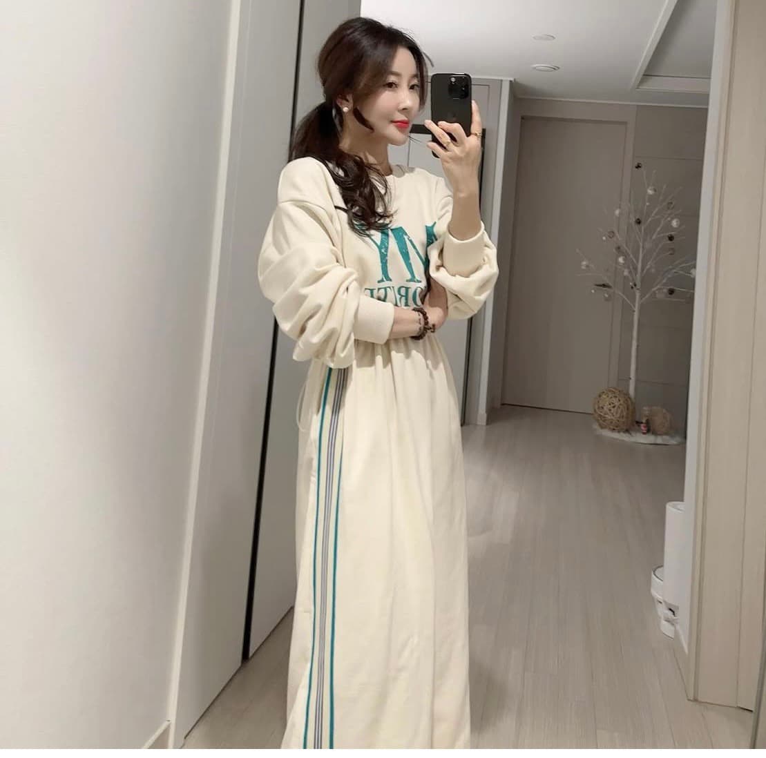 재고 있음 한 스타일 알파벳 프린트 후드티 드레스 상세 이미지 9