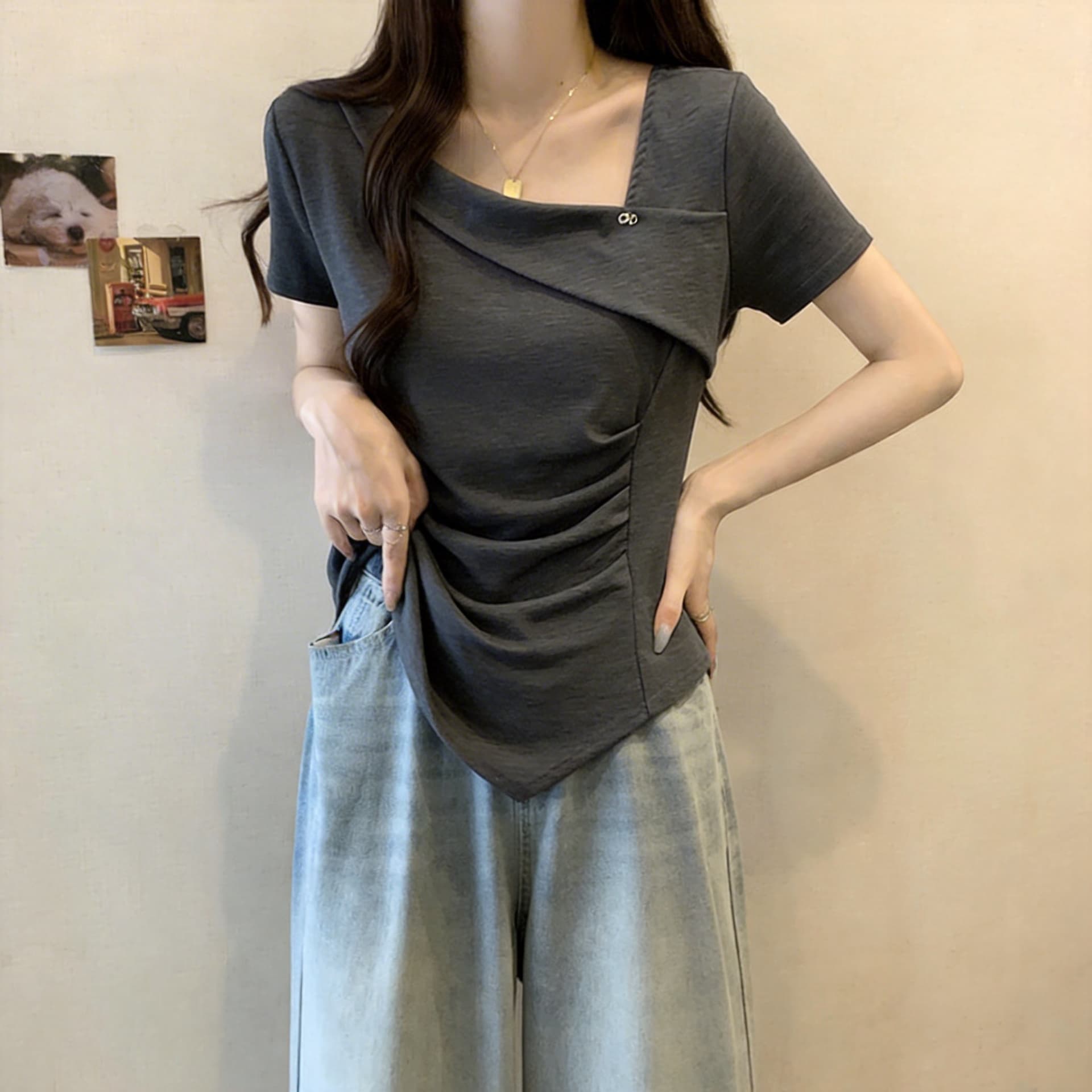 폴로 칼라 불규칙 반팔 티셔츠 여성 2026 년 봄 여름 새로운 몸매 가꾸기 슬림해 보이는 디자인 센스 고유 한 맨위 상세 이미지 2