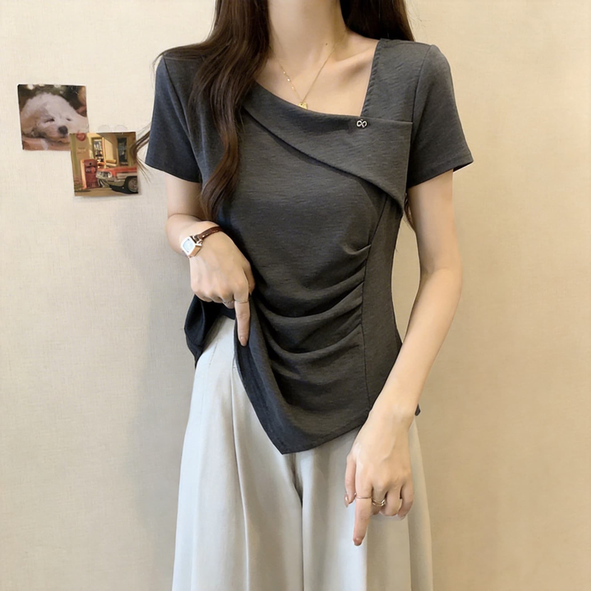 폴로 칼라 불규칙 반팔 티셔츠 여성 2026 년 봄 여름 새로운 몸매 가꾸기 슬림해 보이는 디자인 센스 고유 한 맨위 상세 이미지 3