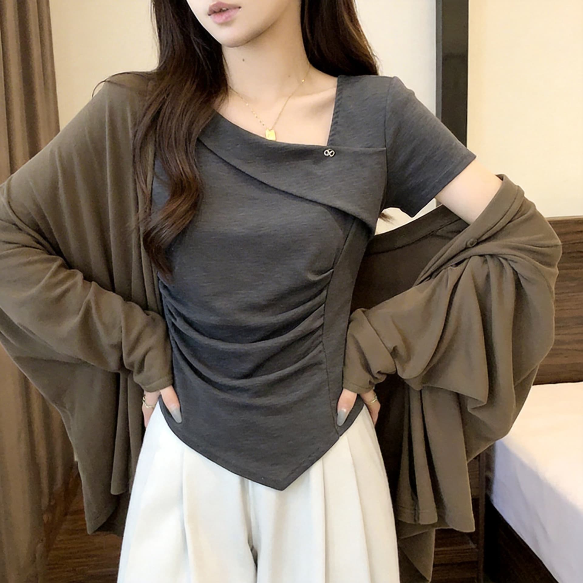 폴로 칼라 불규칙 반팔 티셔츠 여성 2026 년 봄 여름 새로운 몸매 가꾸기 슬림해 보이는 디자인 센스 고유 한 맨위 상세 이미지 5