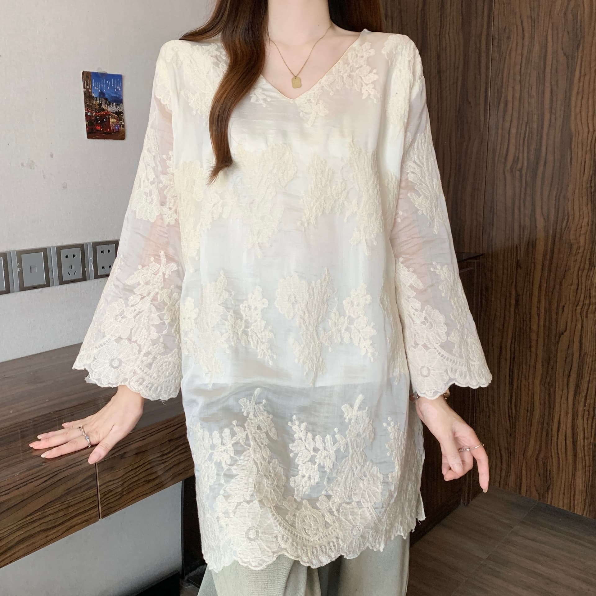 2026 빅 사이즈 여성 의류 프랑스식 자수 홀로우 아웃 V넥 레이스 조각 티셔츠 여성 여름 표지 고기 슬림해 보이는 자외선 차단 의류 이미지 6