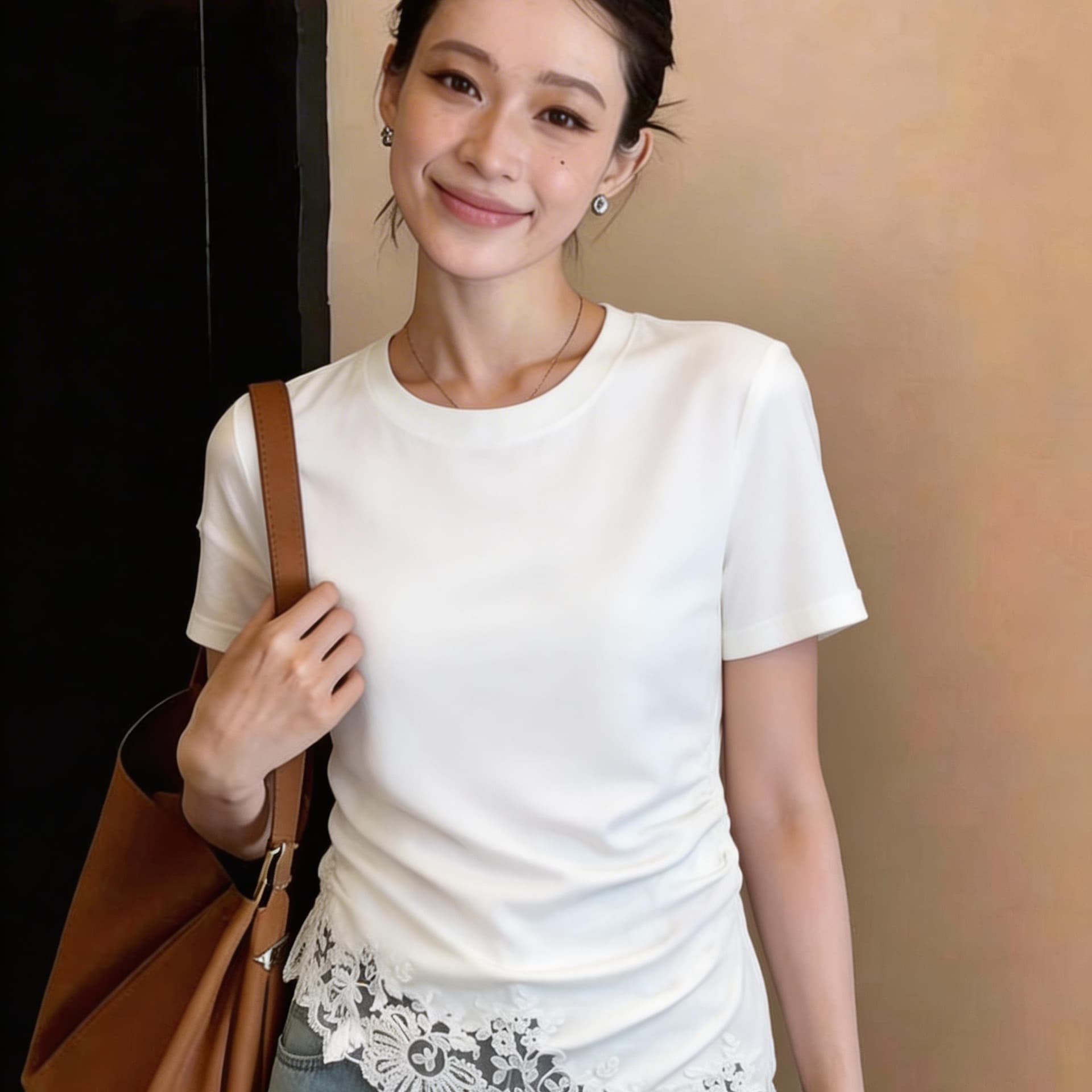유럽 상품 2026 여름 새로운 연령 감소 레이스 조각 몸매 가꾸기 슬림해 보이는 반팔 티셔츠 여성 패션 맨위 트렌디 이미지 5