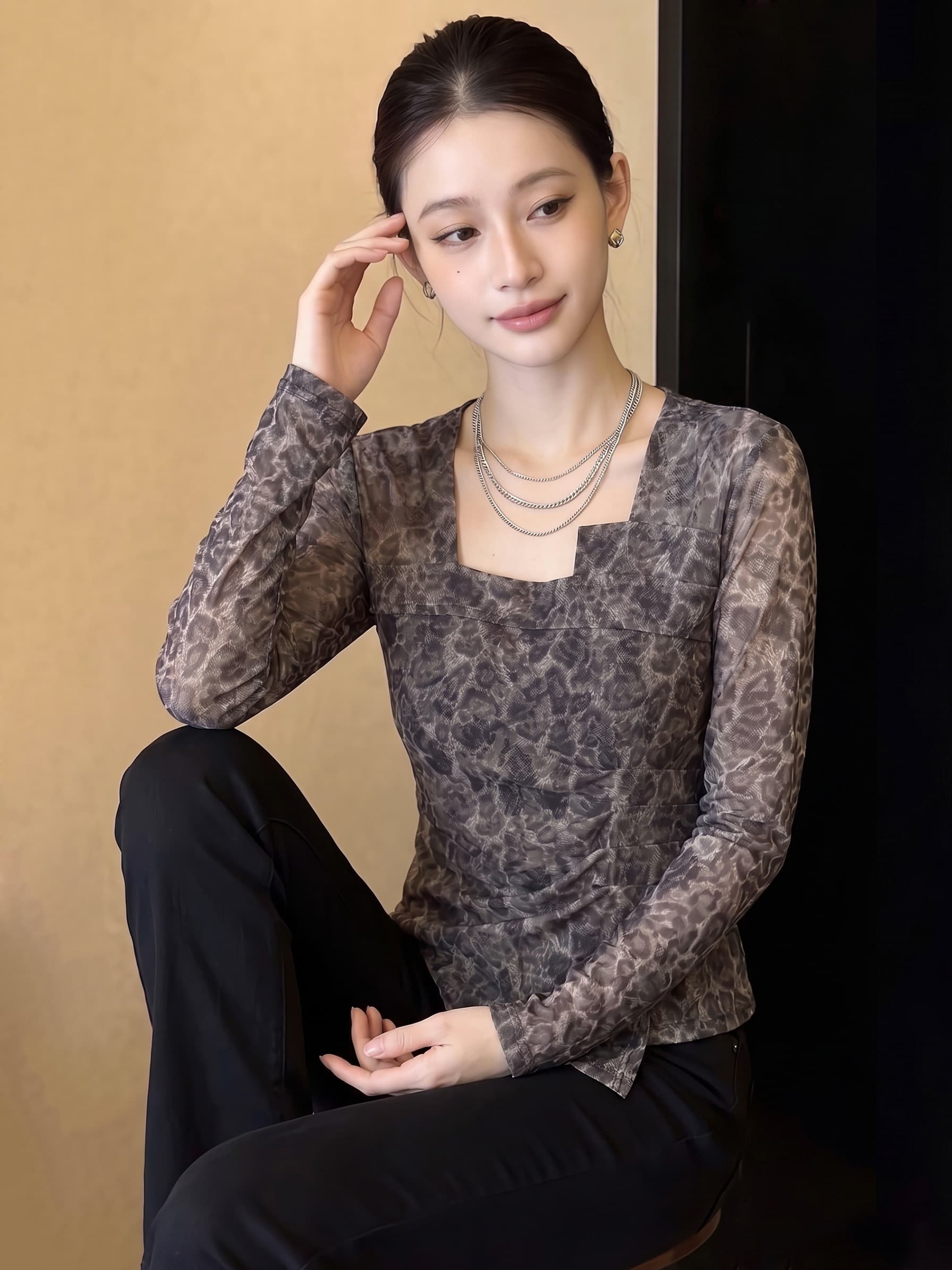 불규칙 광장 칼라 측면 트임 긴팔 티셔츠 여성 2026 가을 새로운 슬림해 보이는 외국 가스 망사 맨위 상세 이미지 6