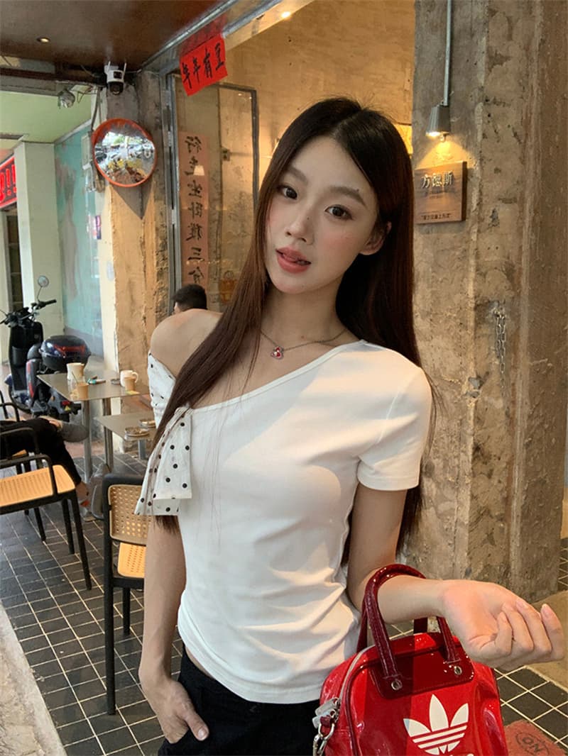 반팔 티셔츠 여성 여름 새로운 폭발 화이트 몸매 가꾸기 핫걸 디자인 센스 오프숄더 비스듬한 어깨 Chic 맨위