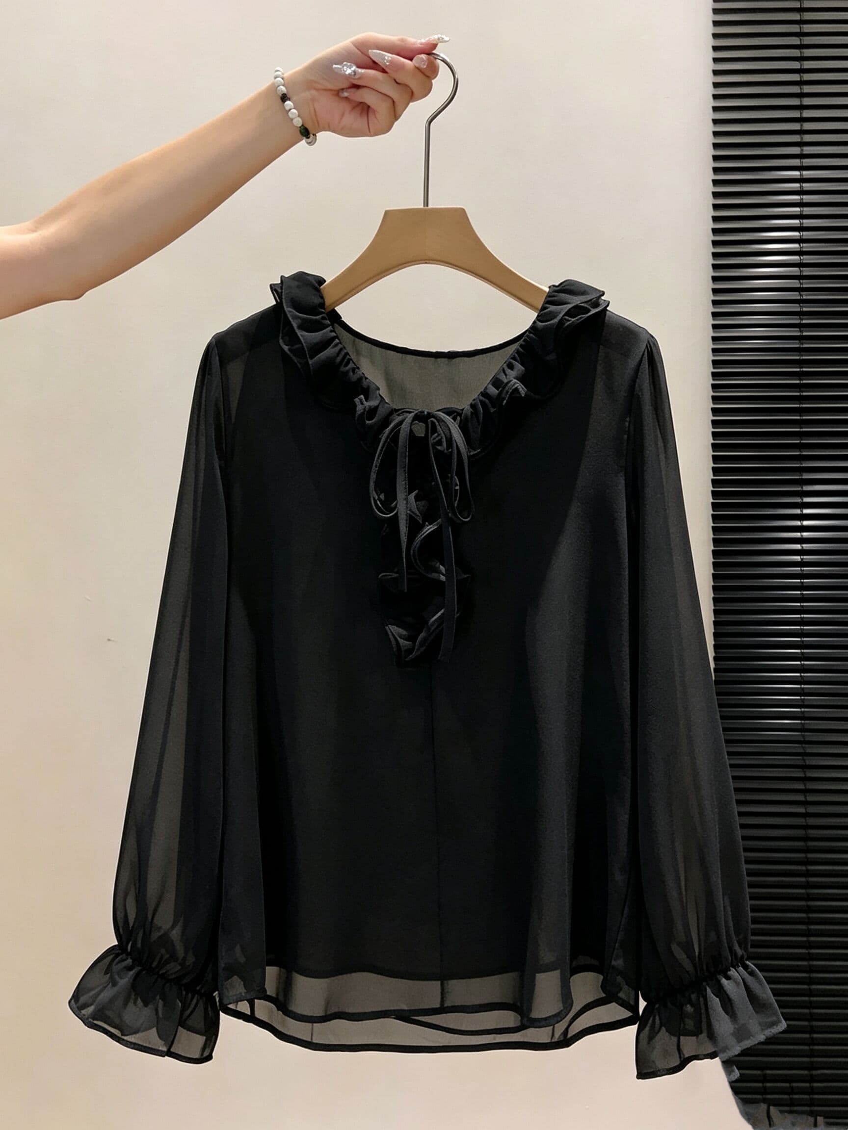 프랑스식 부드러운 바람 V넥 프릴 화이트 여성 셔츠 2026 이른 가을 새로운 출퇴근 품격 맨위 상세 이미지 11